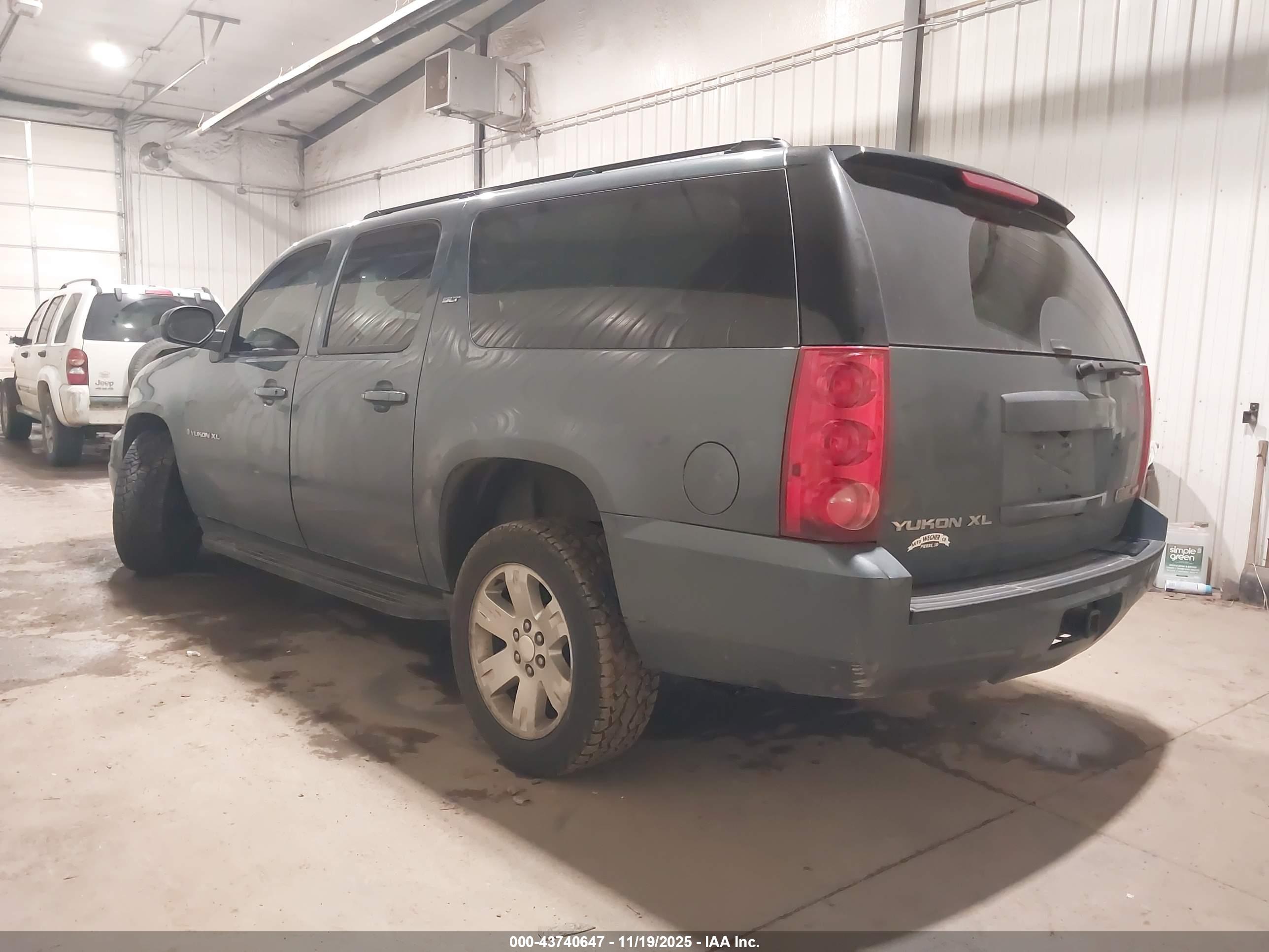 GMC YUKON image 3