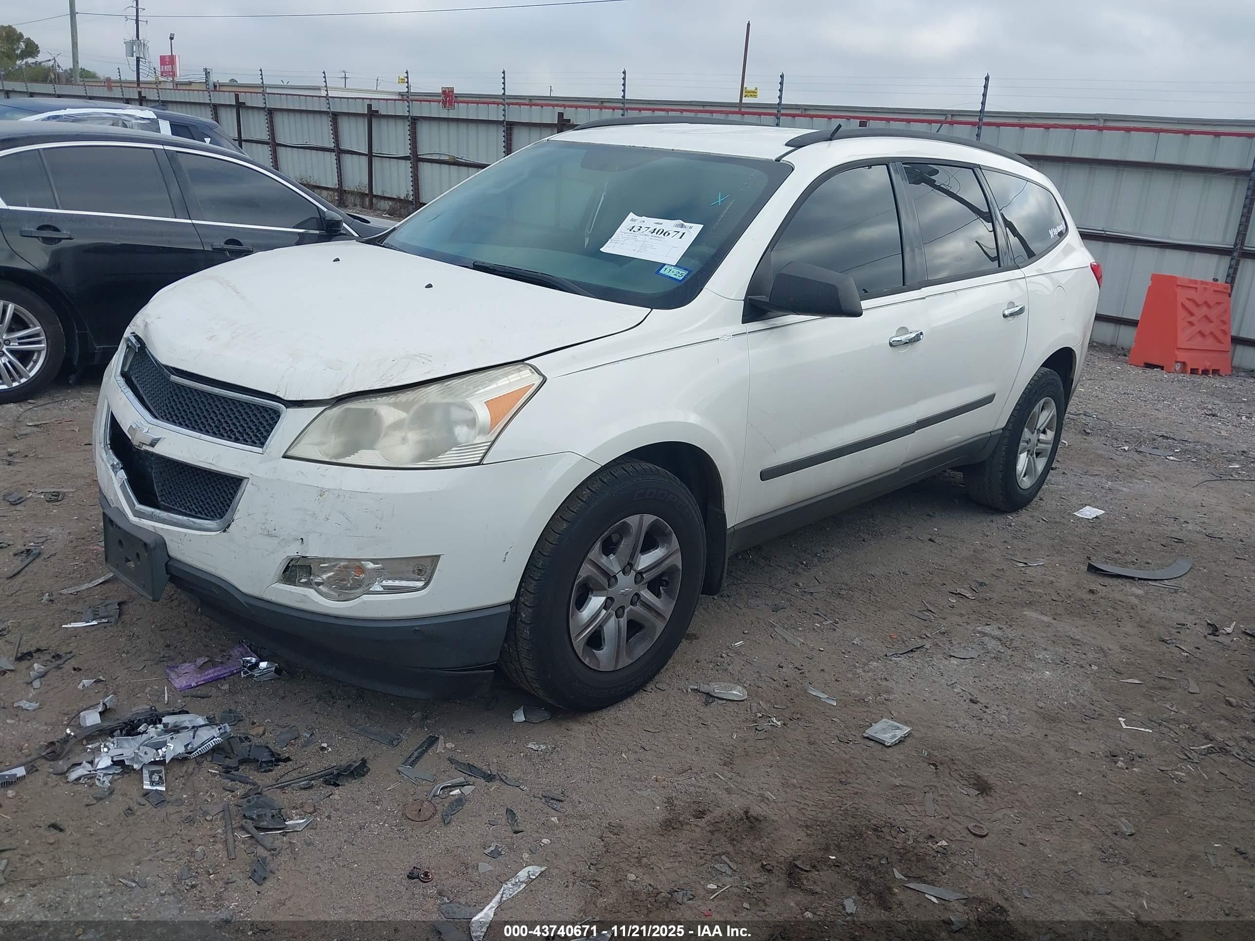 CHEVROLET TRAVERSE image 2