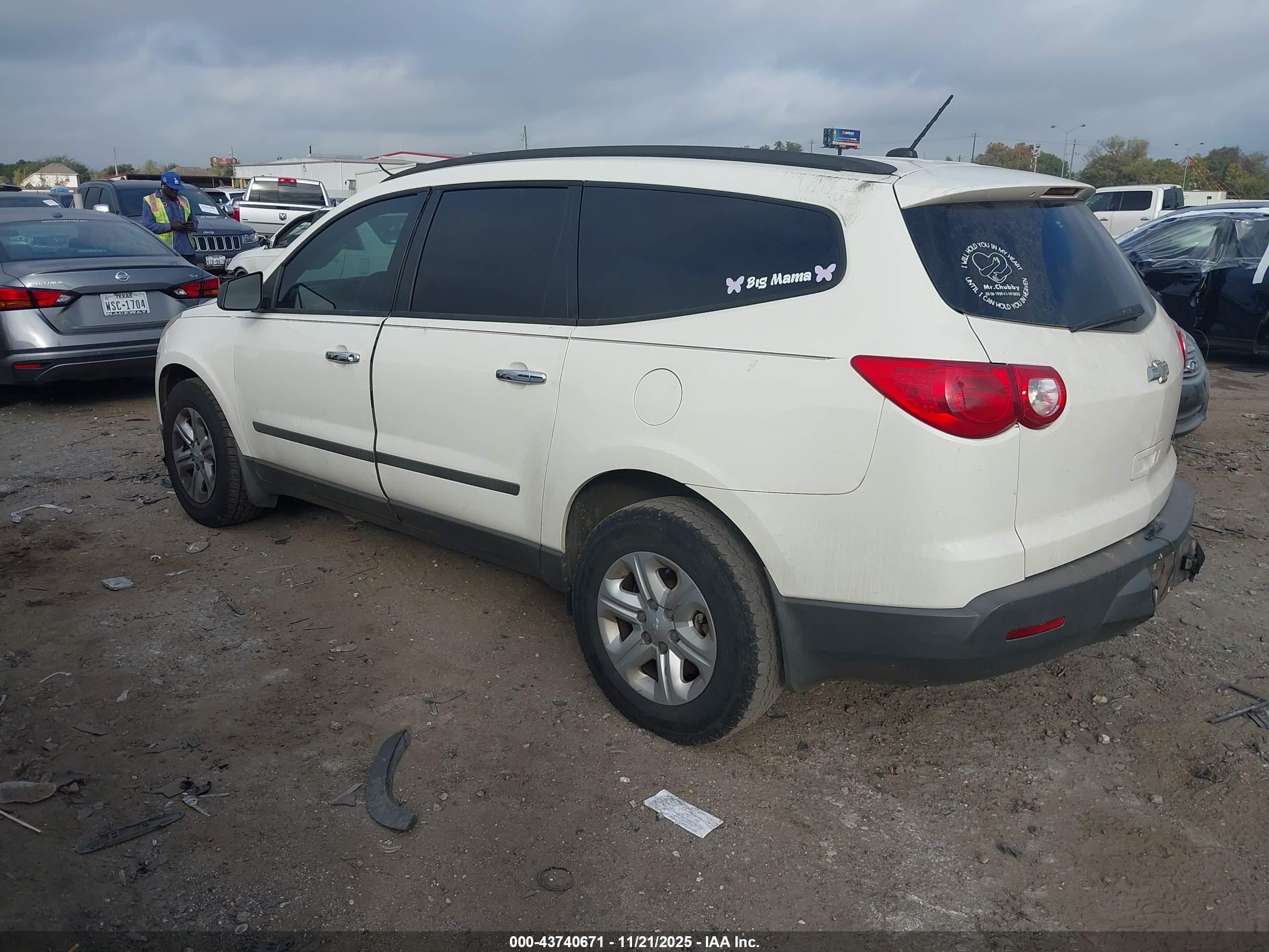 CHEVROLET TRAVERSE image 3