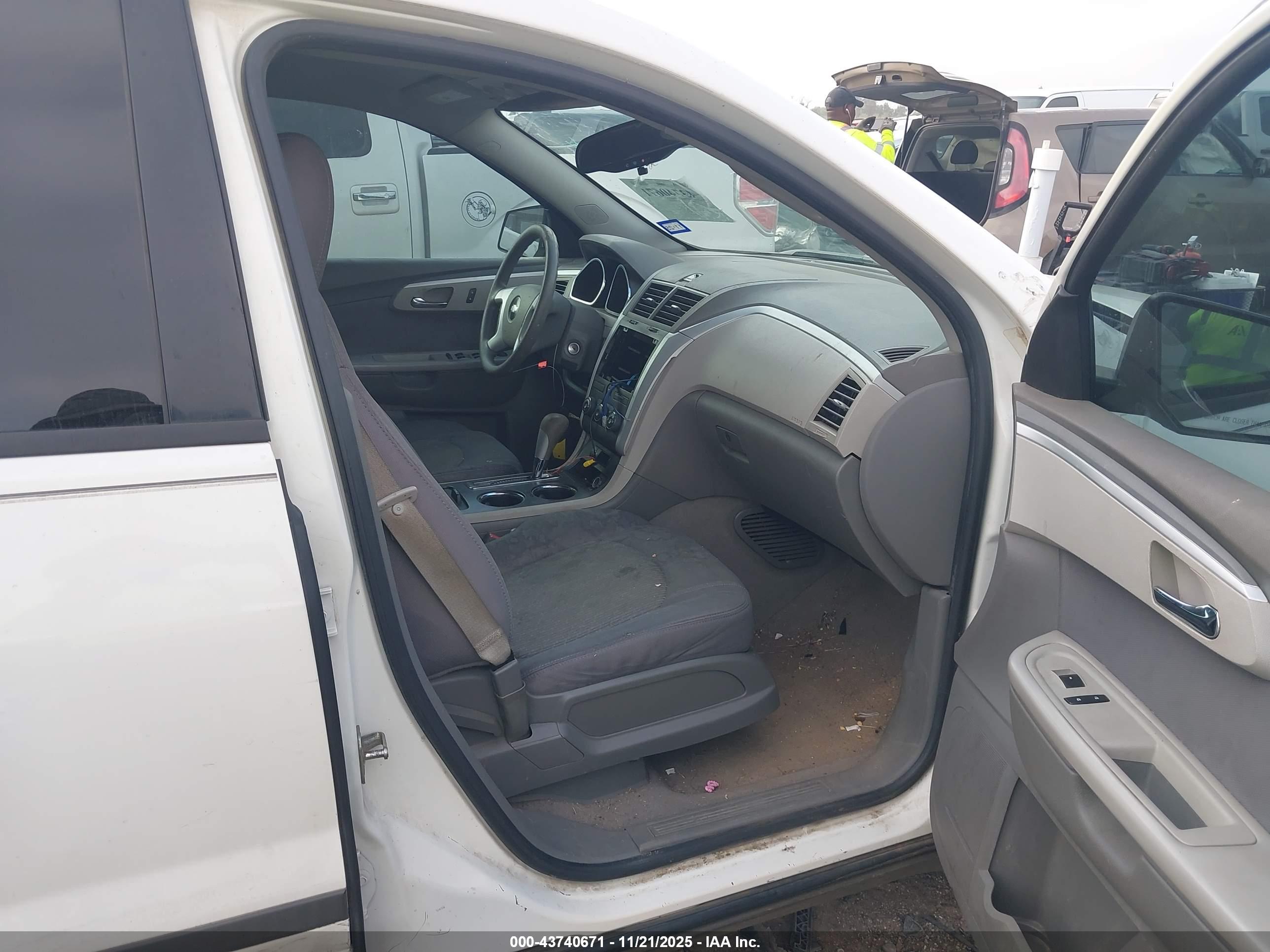CHEVROLET TRAVERSE image 5