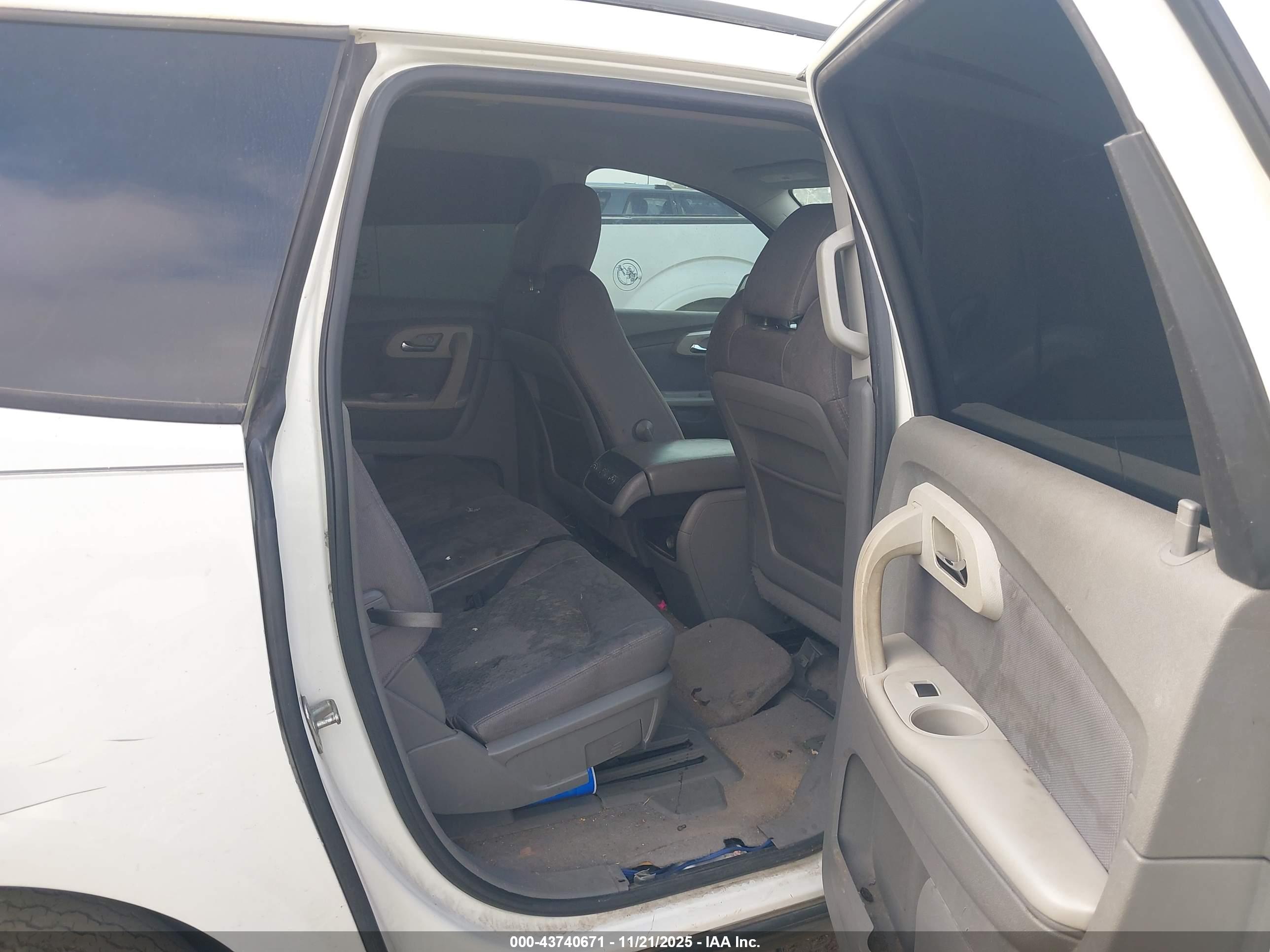 CHEVROLET TRAVERSE image 8