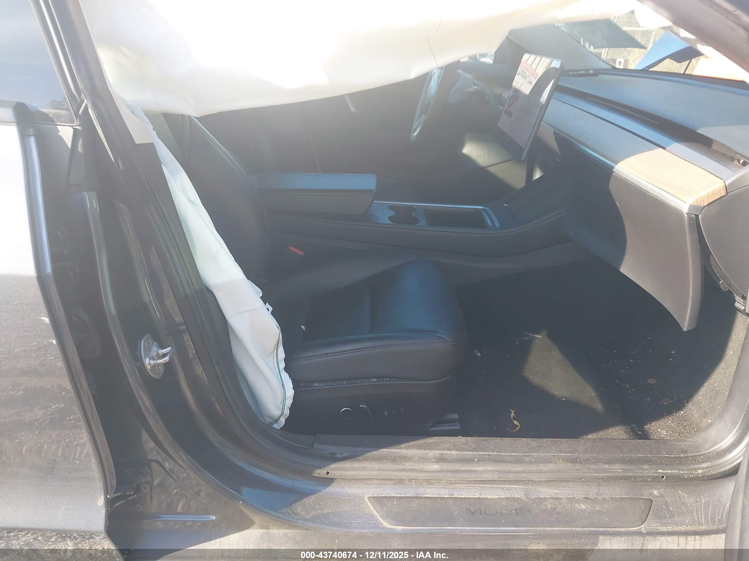 TESLA MODEL image 5