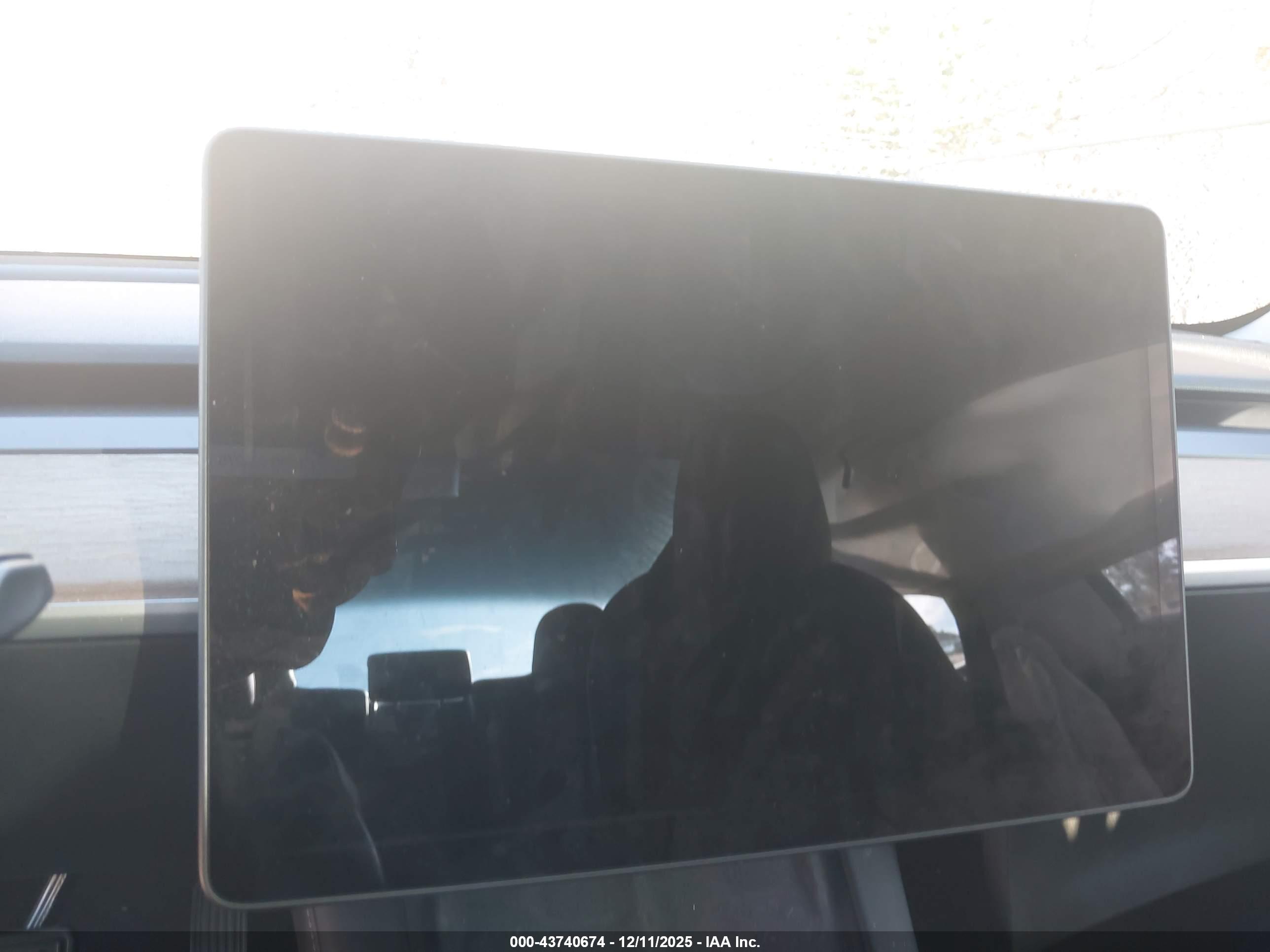 TESLA MODEL image 7