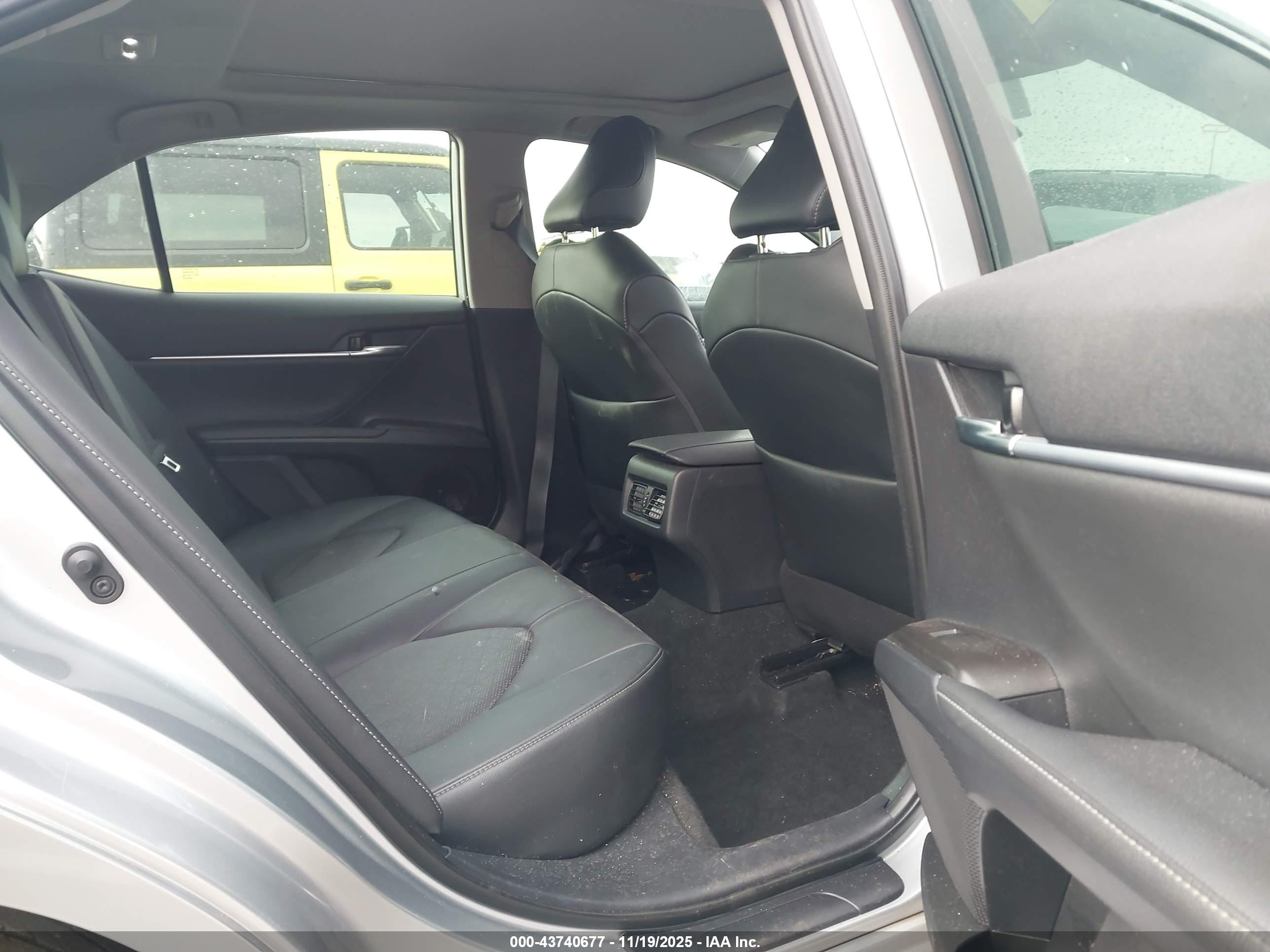 TOYOTA CAMRY image 8
