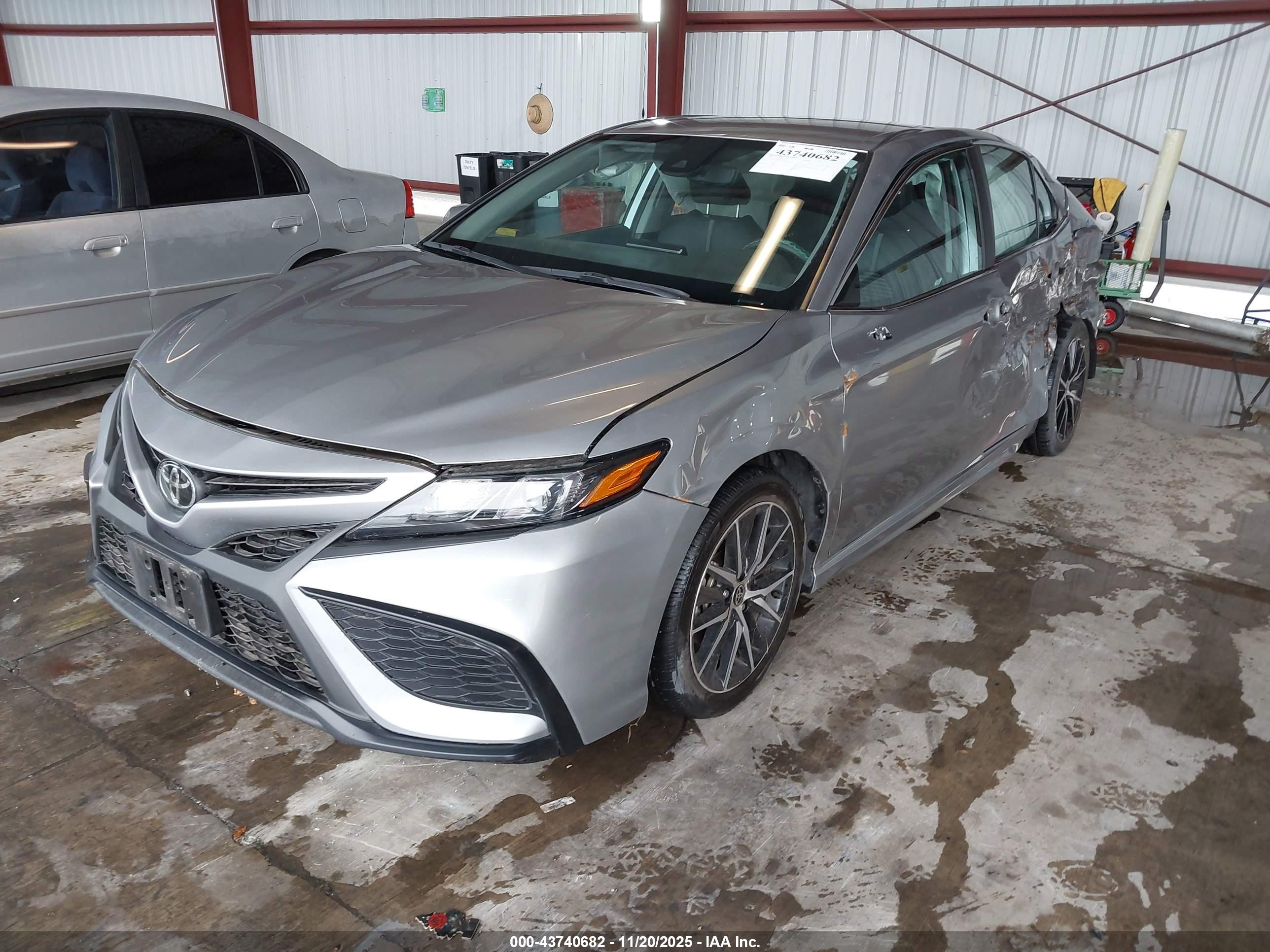 TOYOTA CAMRY image 2