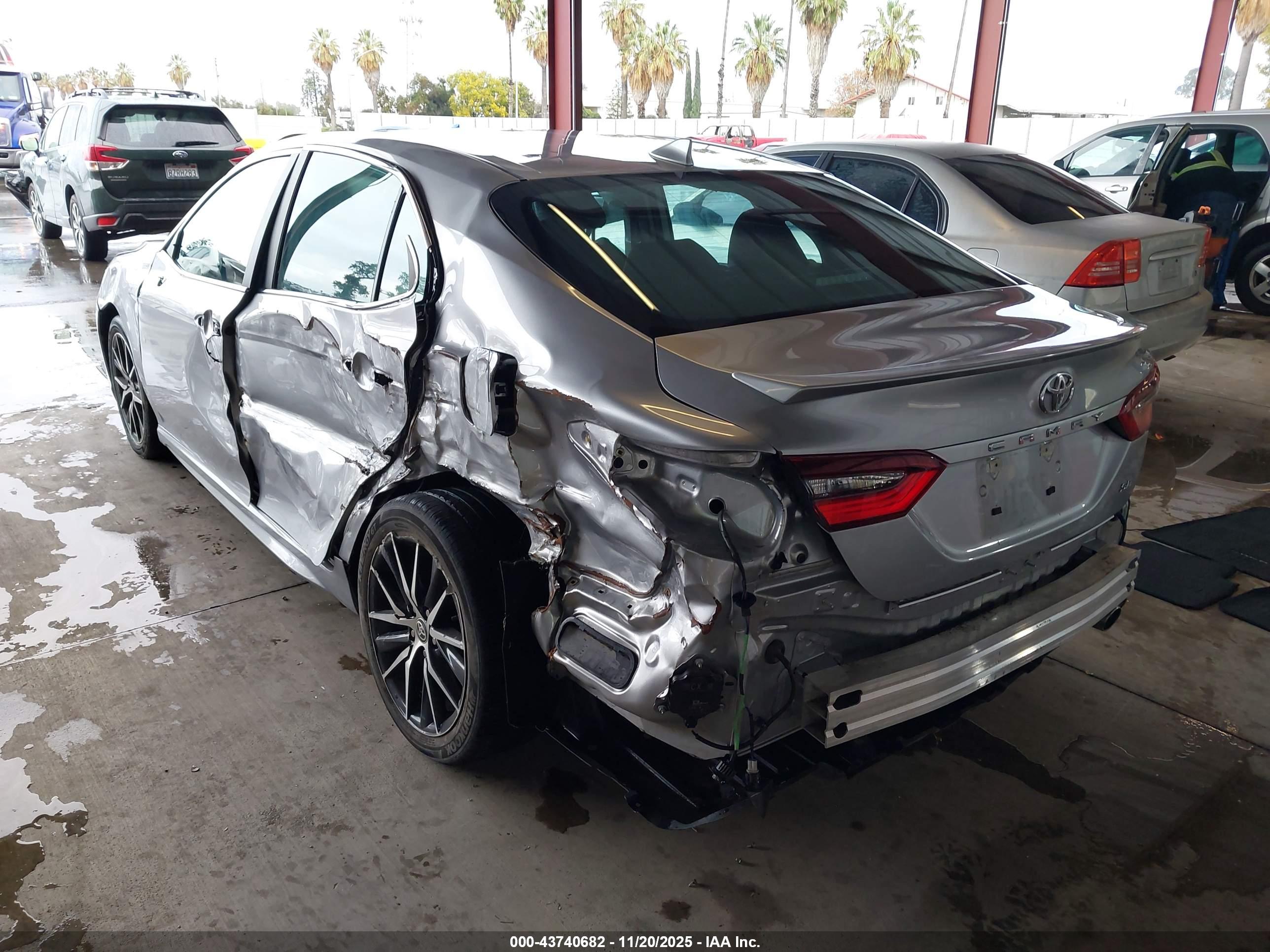 TOYOTA CAMRY image 3