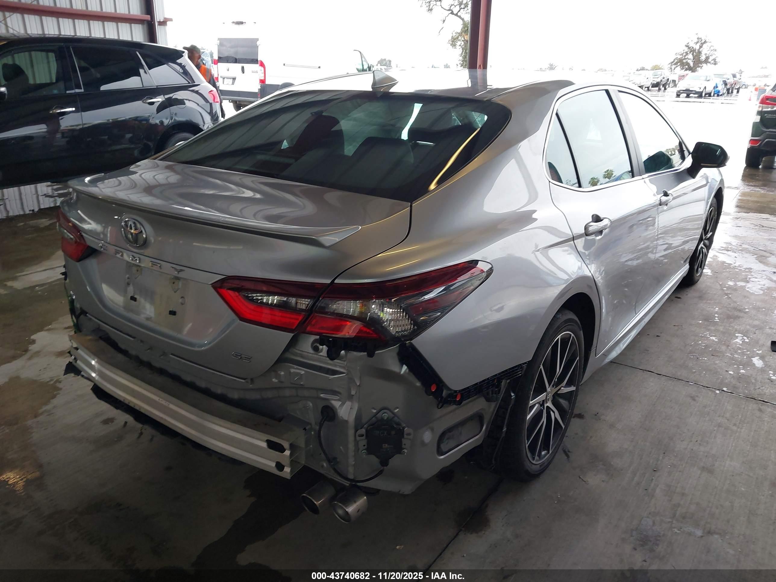 TOYOTA CAMRY image 4