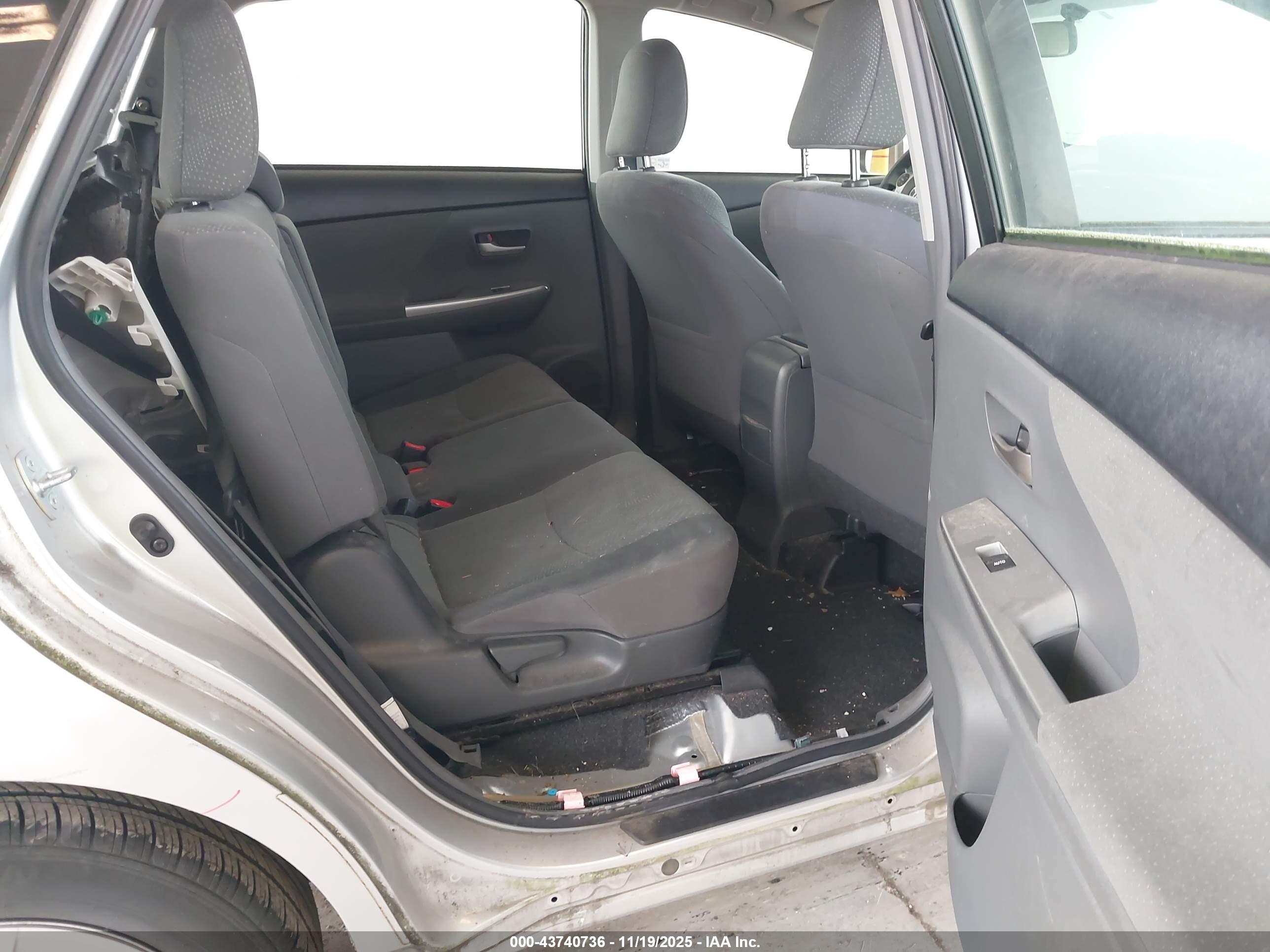 TOYOTA PRIUS image 8