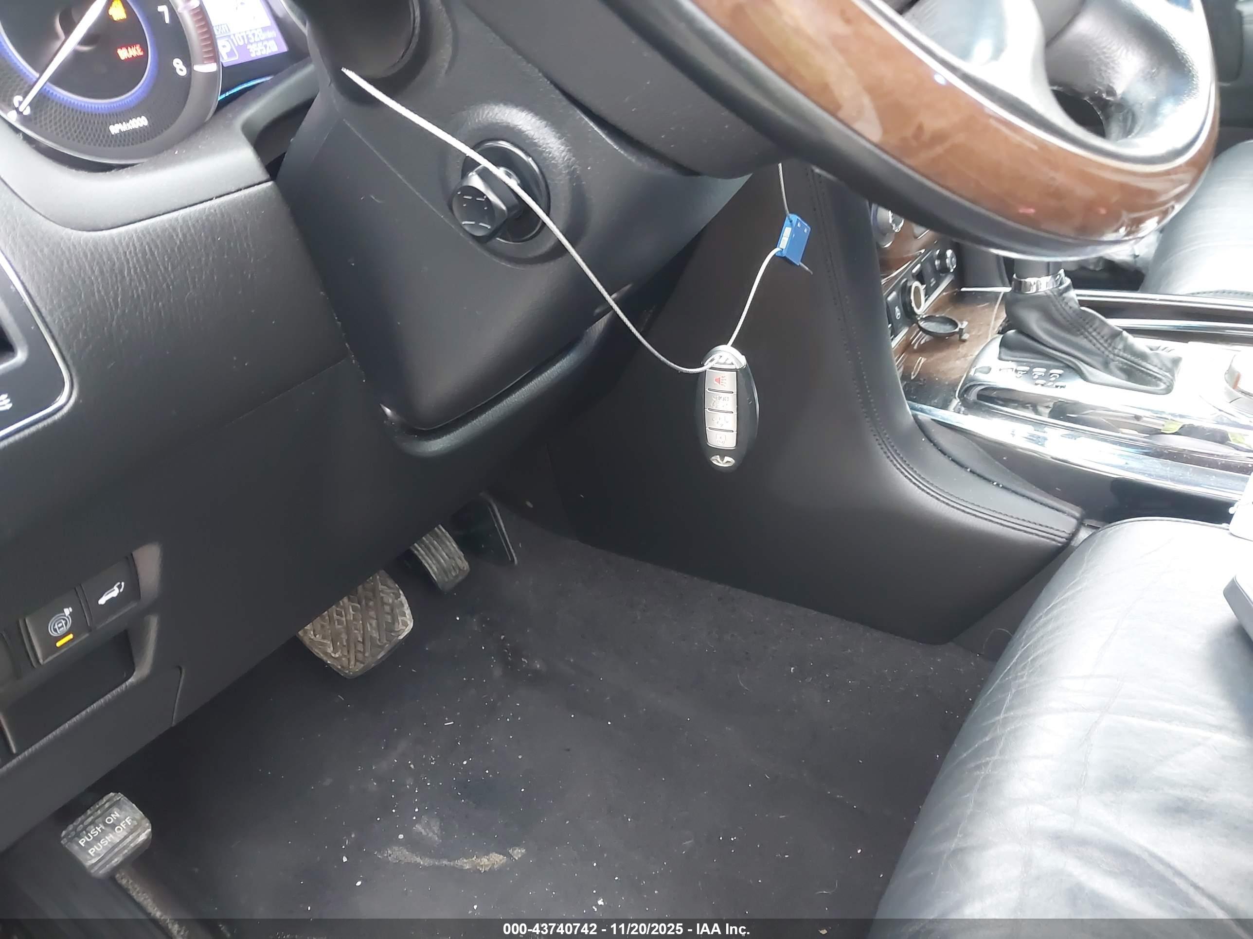 INFINITI QX56 image 11