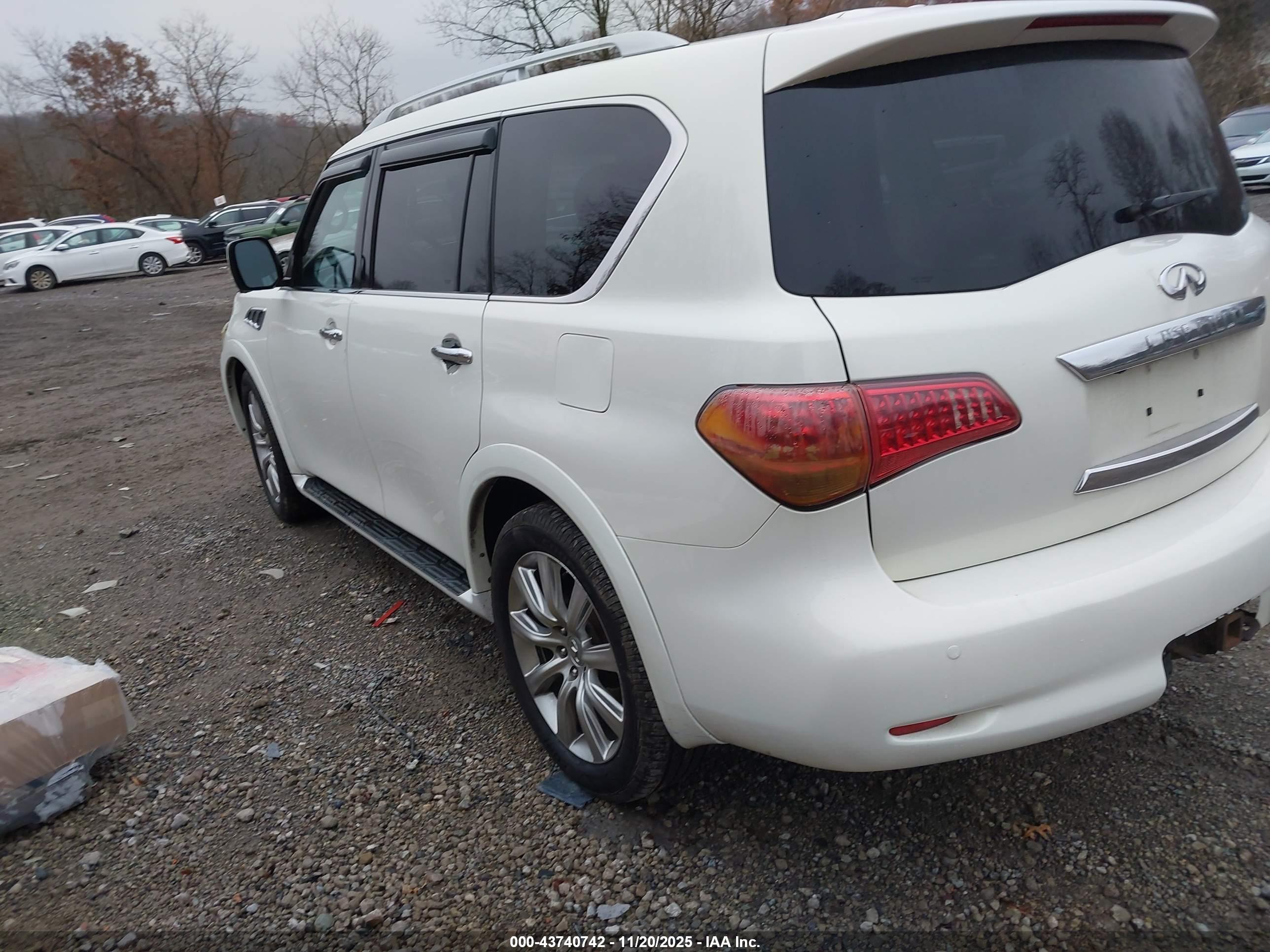 INFINITI QX56 image 3