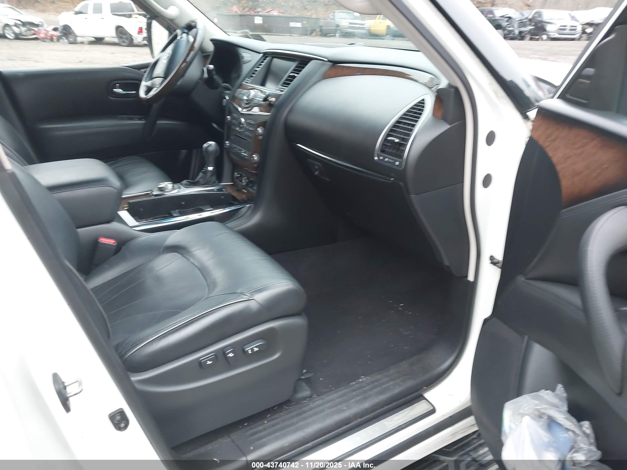 INFINITI QX56 image 5