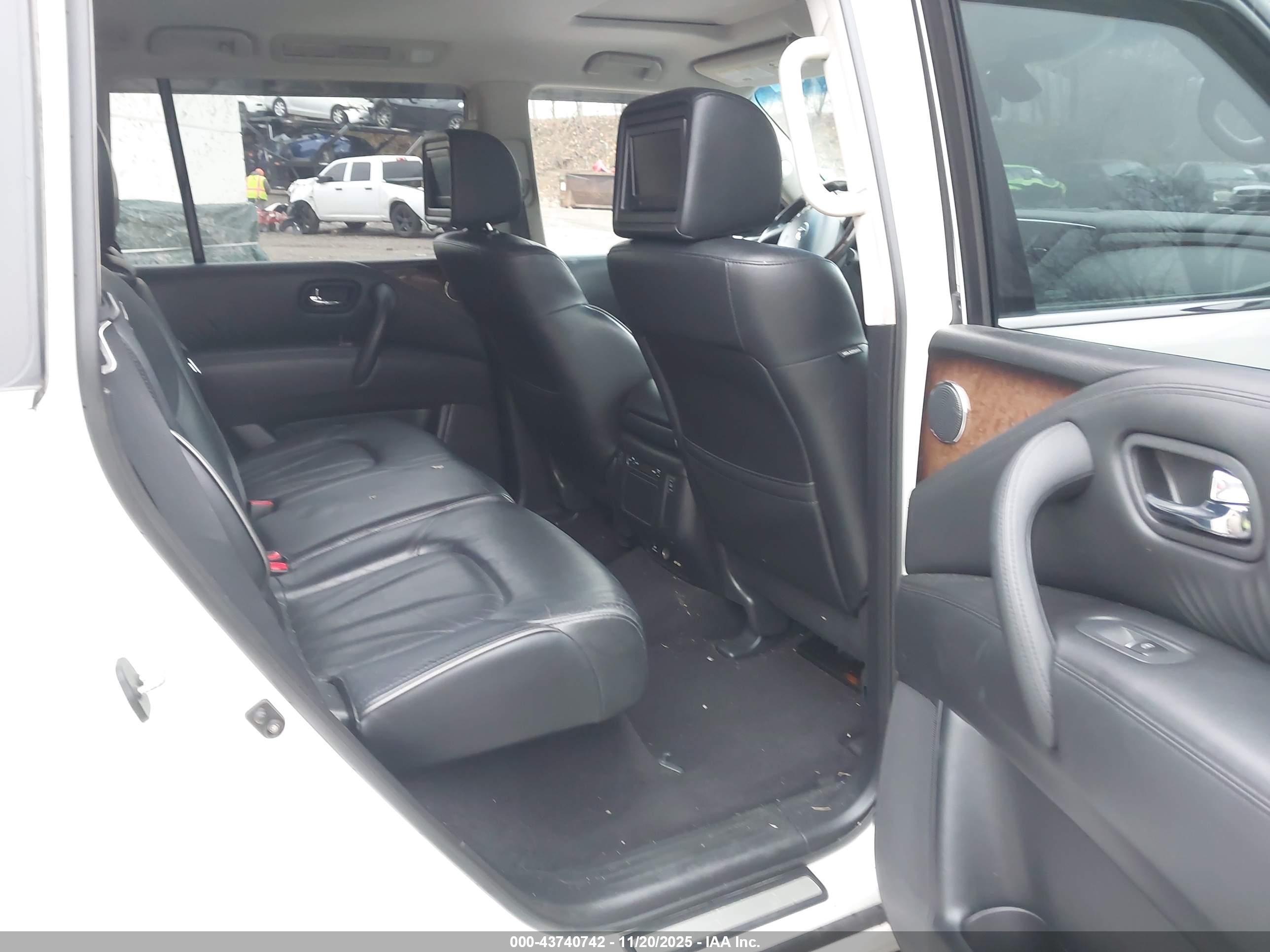 INFINITI QX56 image 8