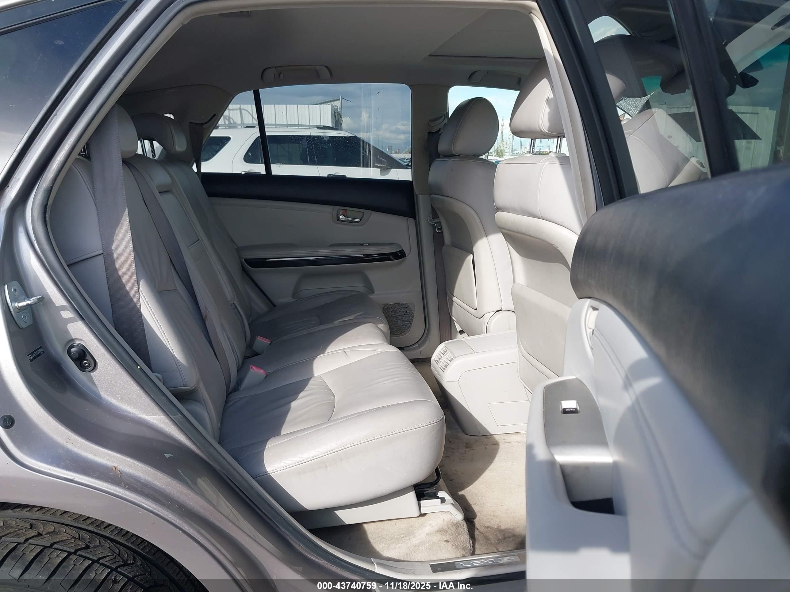 LEXUS RX image 8