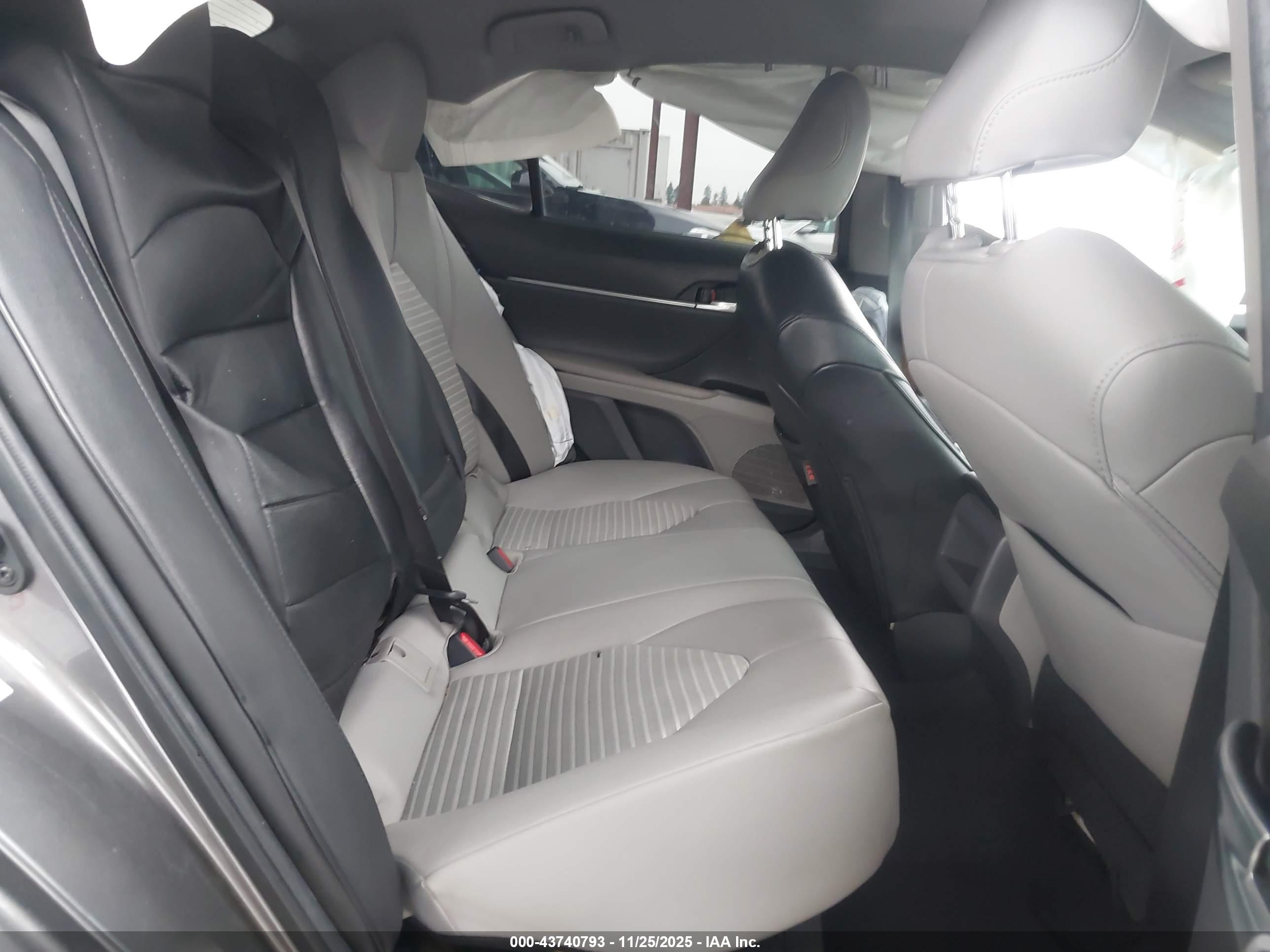 TOYOTA CAMRY image 8