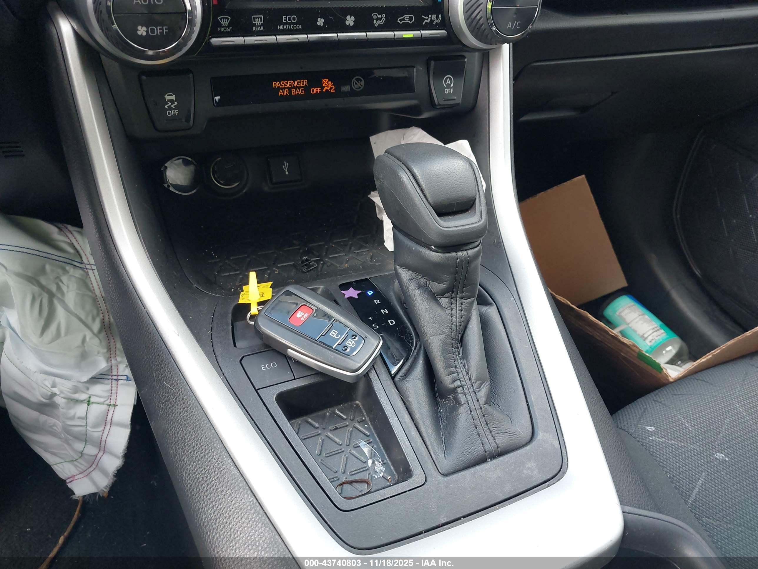 TOYOTA RAV4 image 11