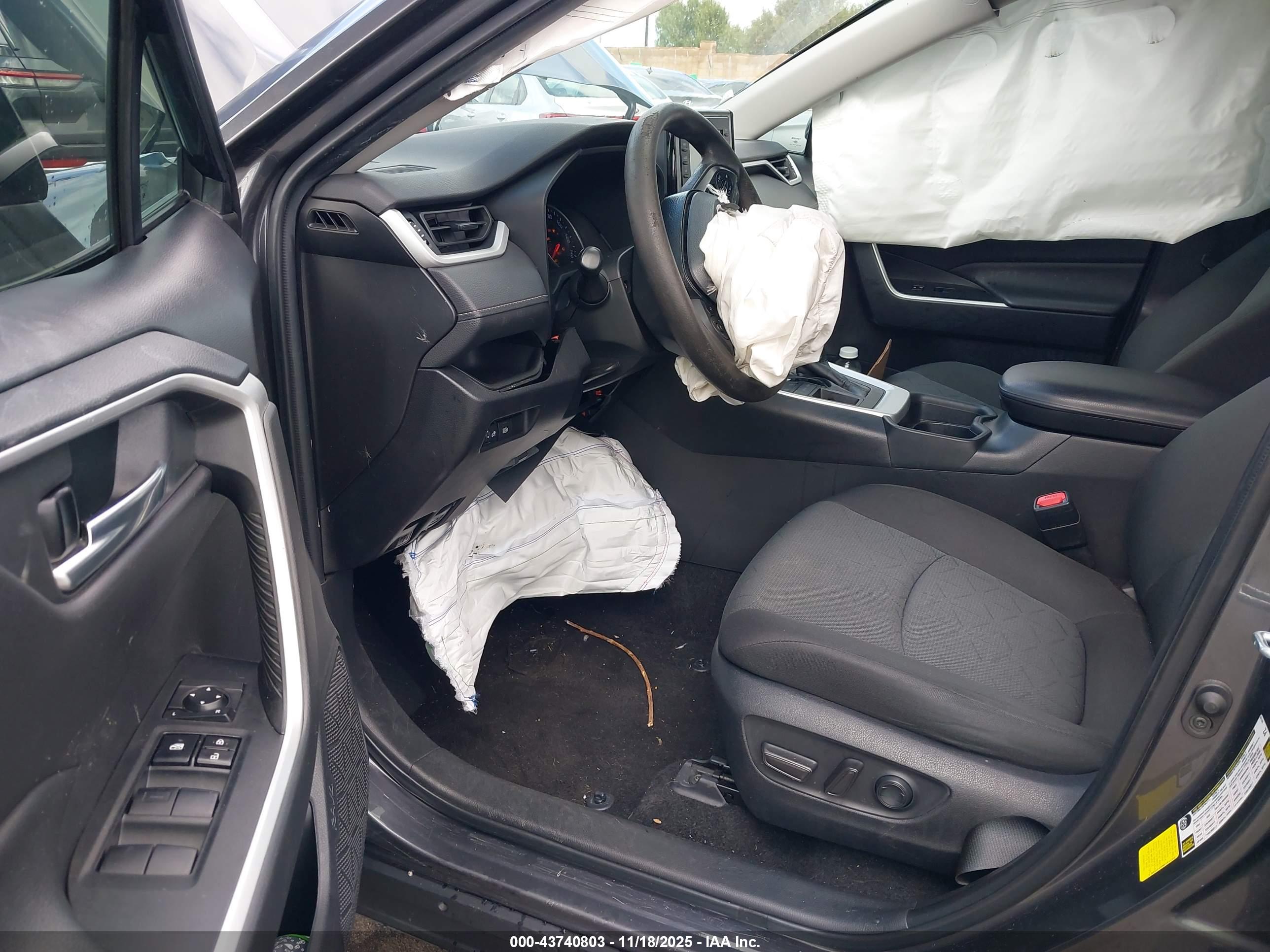 TOYOTA RAV4 image 5