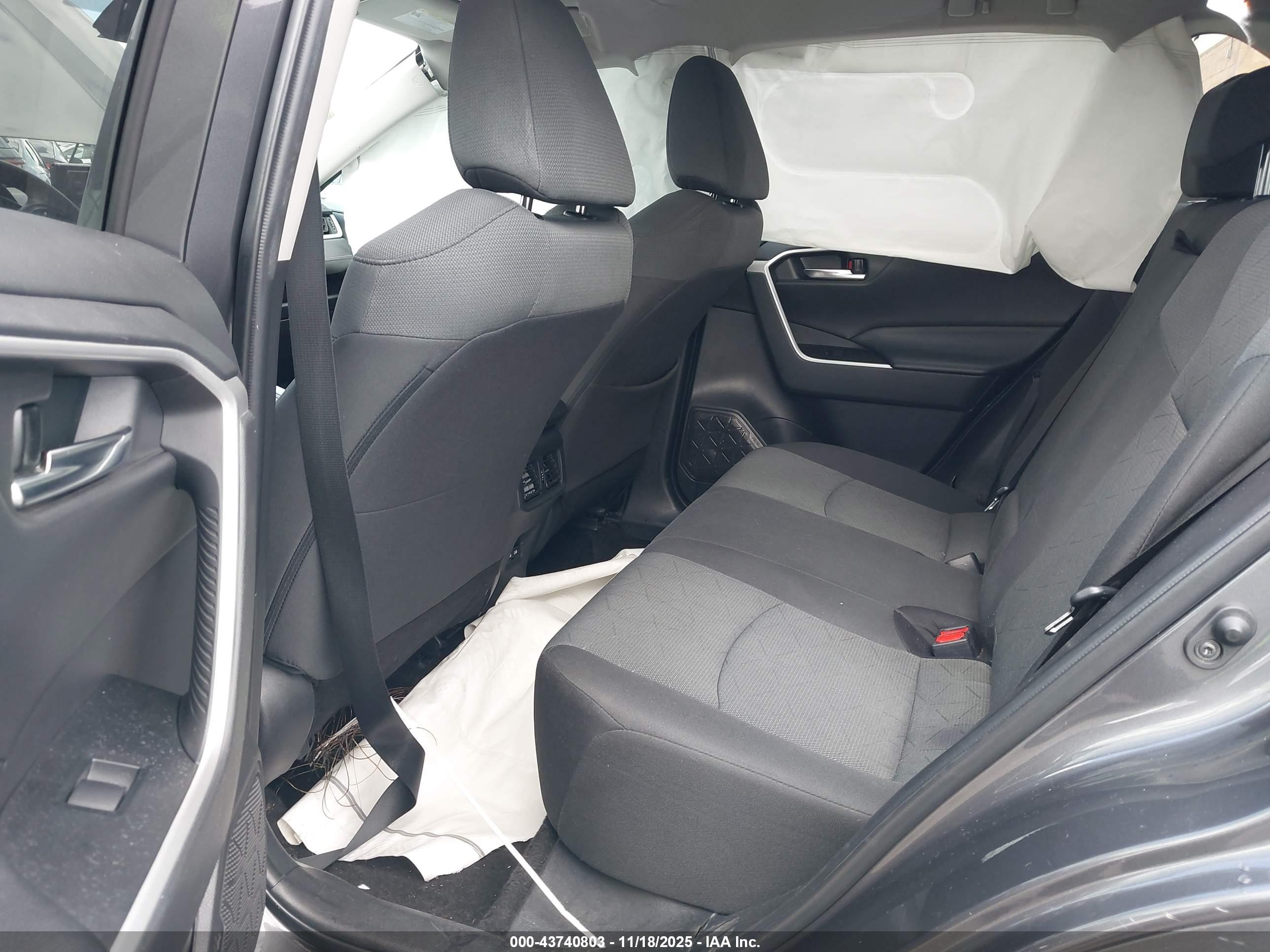 TOYOTA RAV4 image 8