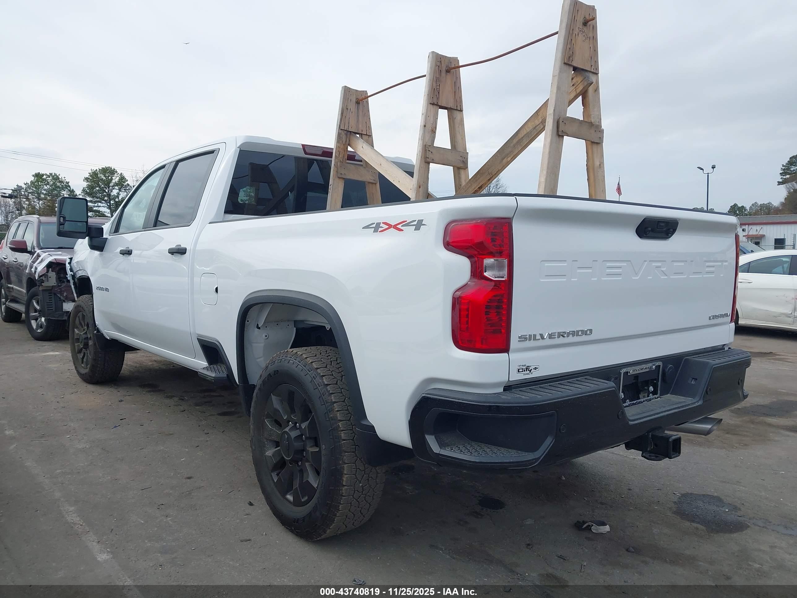 CHEVROLET SILVERADO image 3