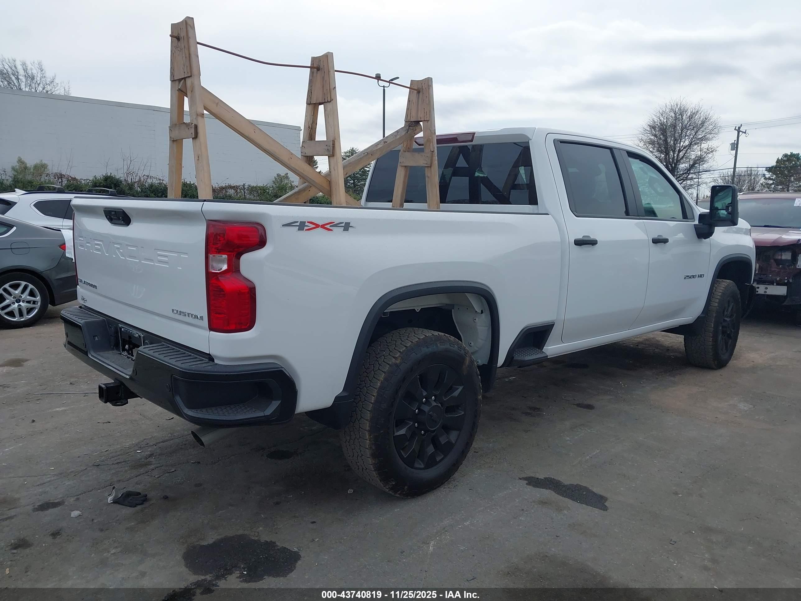 CHEVROLET SILVERADO image 4