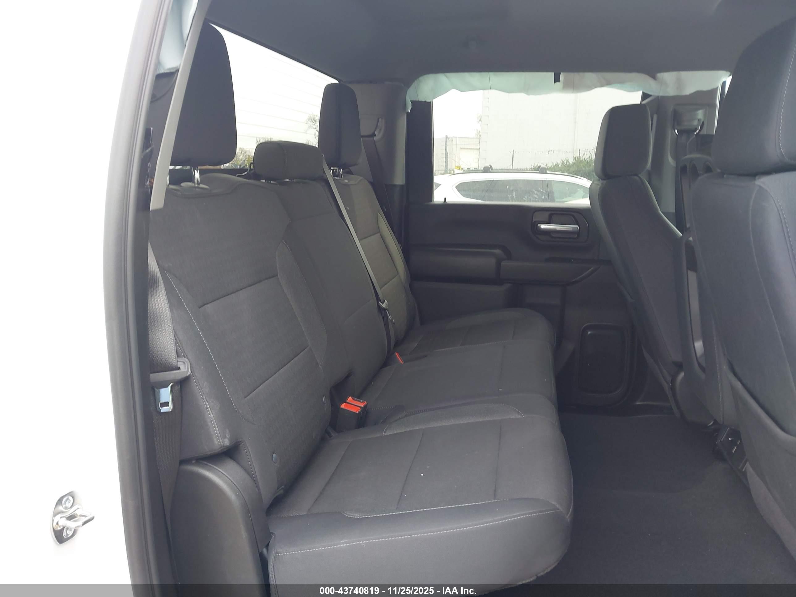 CHEVROLET SILVERADO image 7
