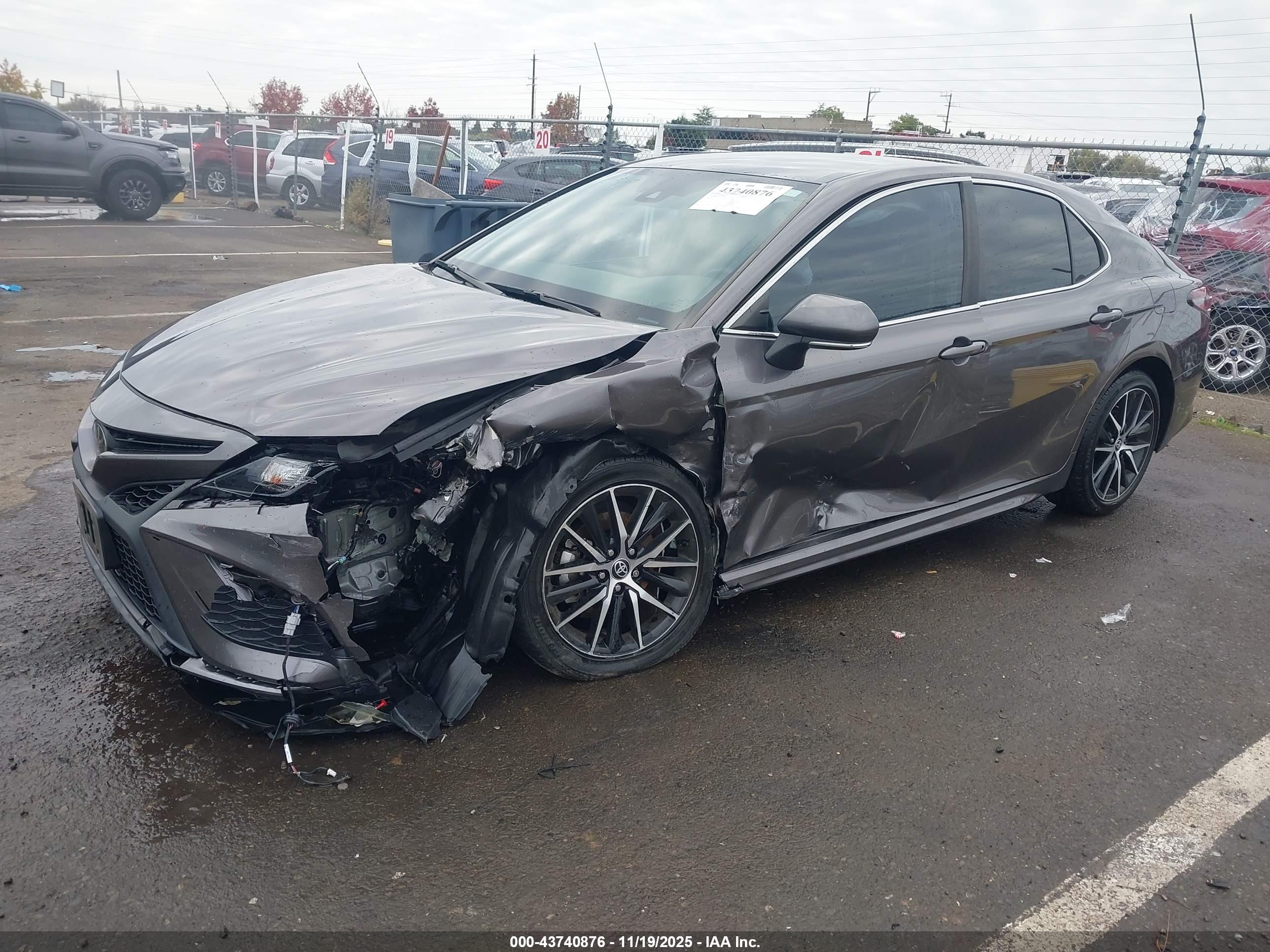 TOYOTA CAMRY image 2