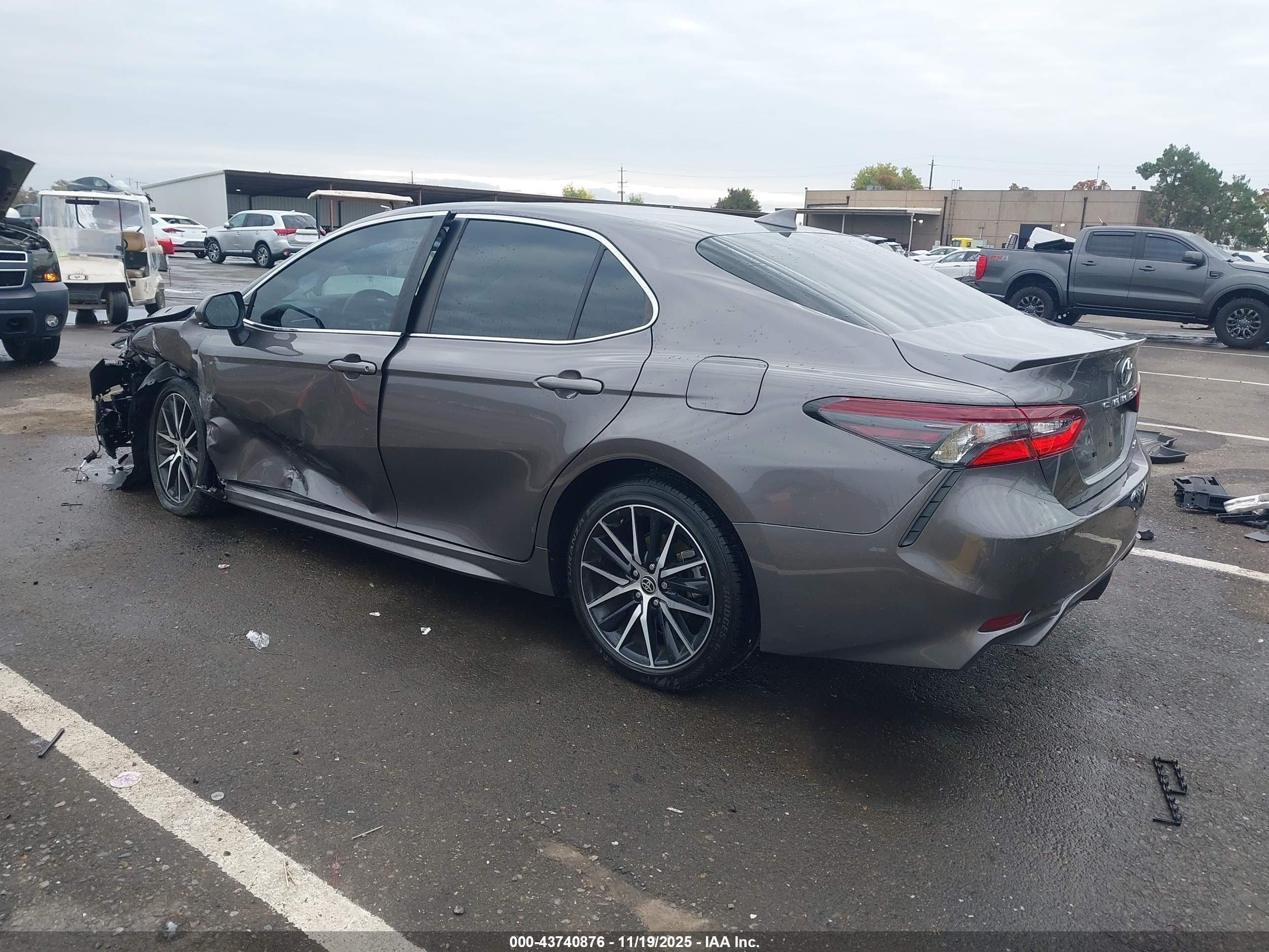 TOYOTA CAMRY image 3