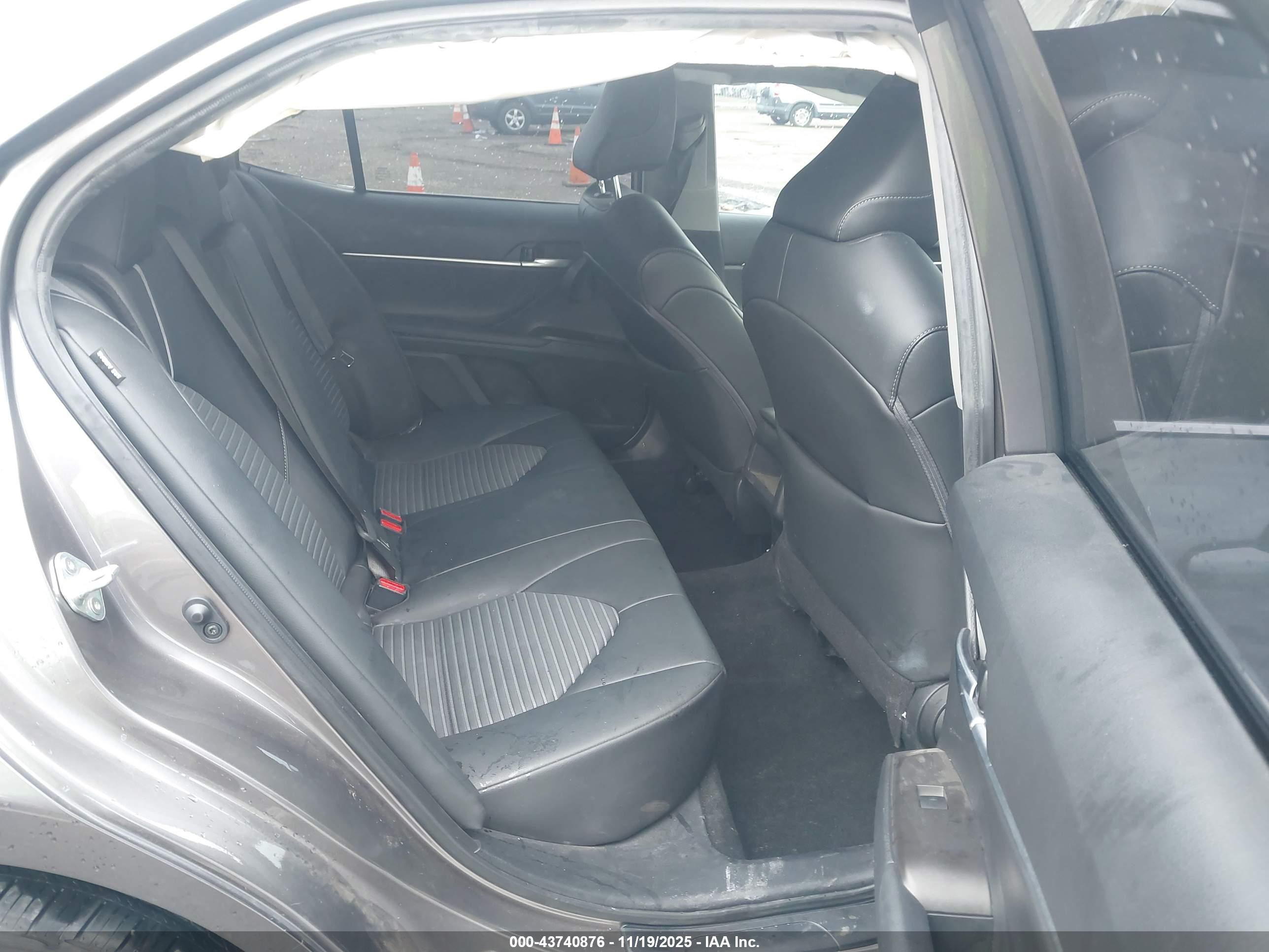 TOYOTA CAMRY image 8