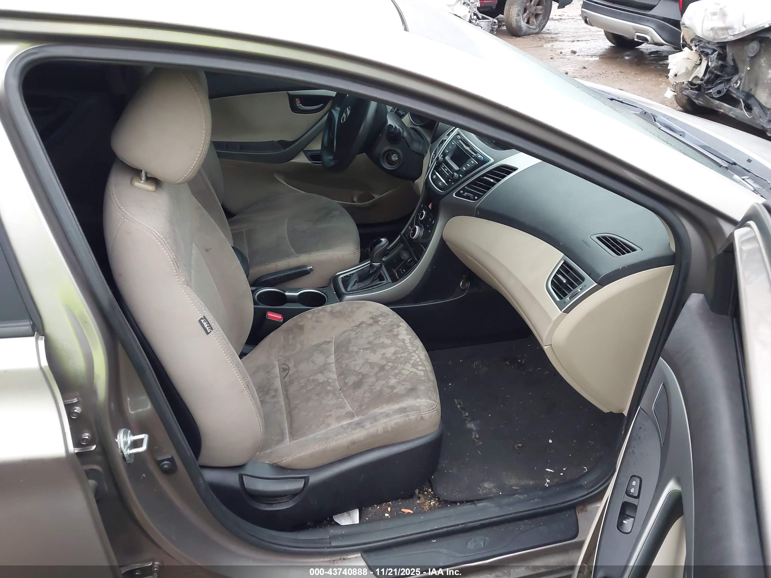 HYUNDAI ELANTRA image 5