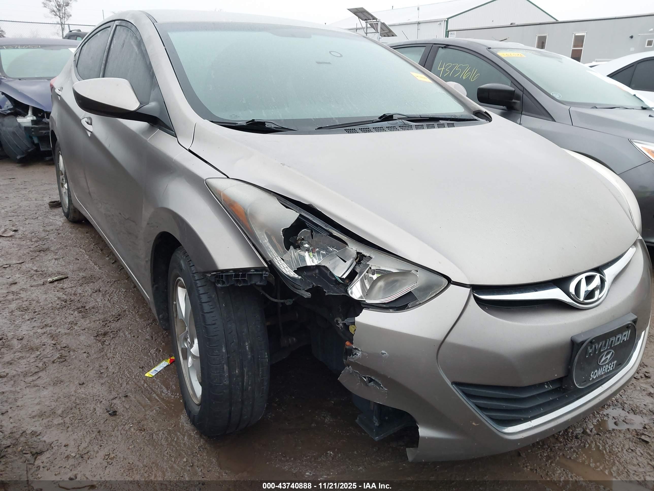 HYUNDAI ELANTRA image 6