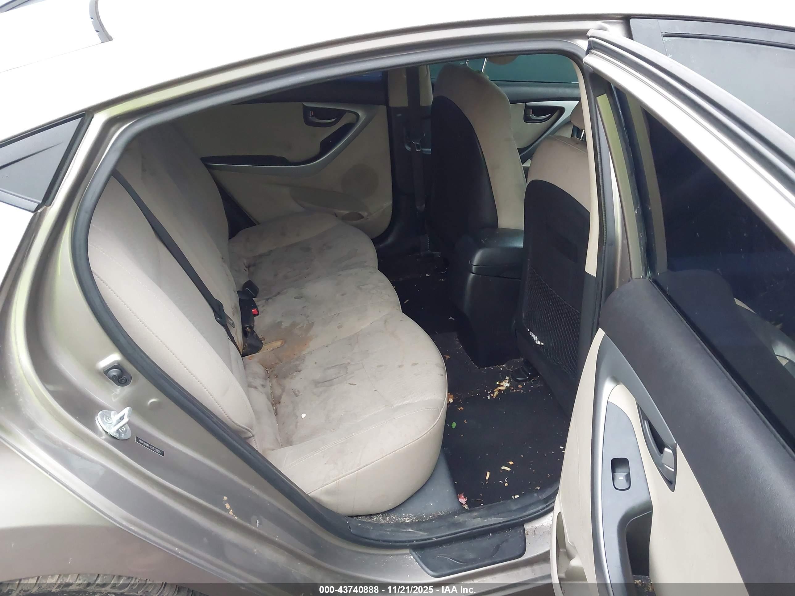 HYUNDAI ELANTRA image 8