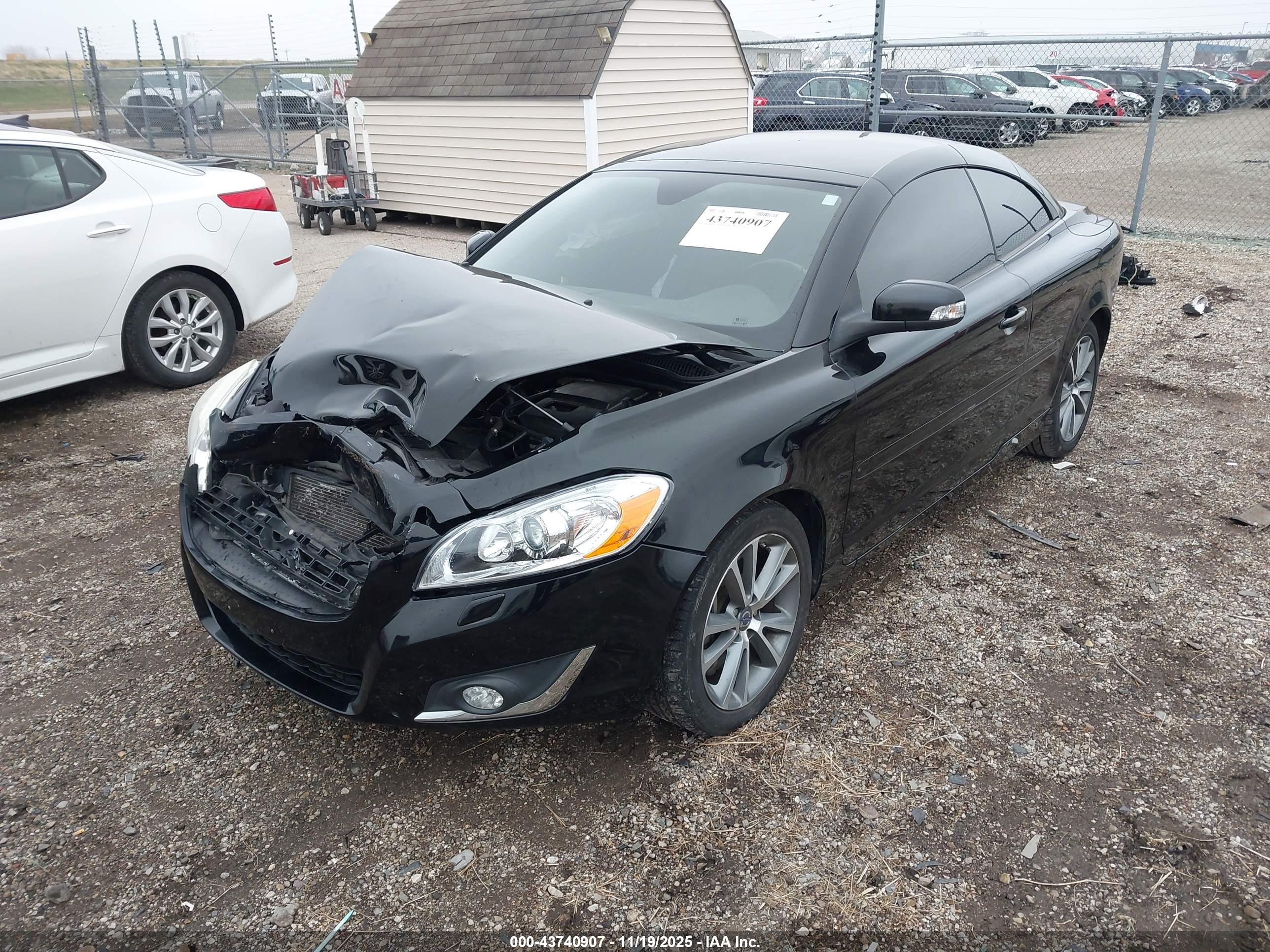 VOLVO C70 image 2