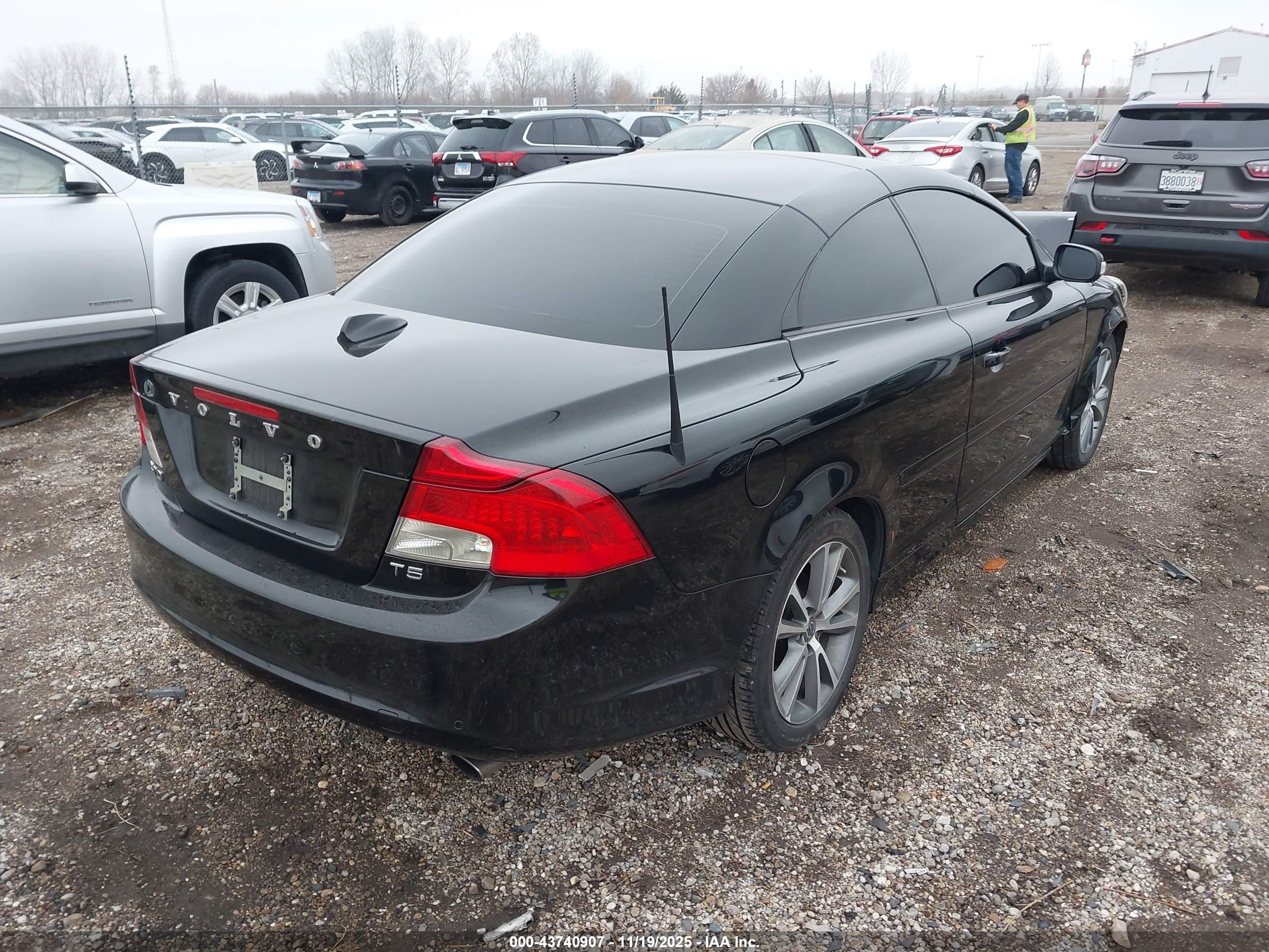 VOLVO C70 image 4