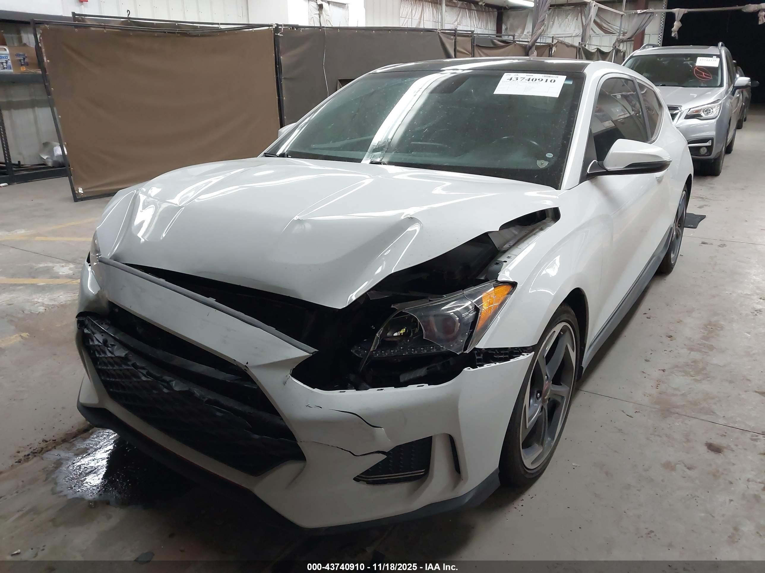 HYUNDAI VELOSTER image 2