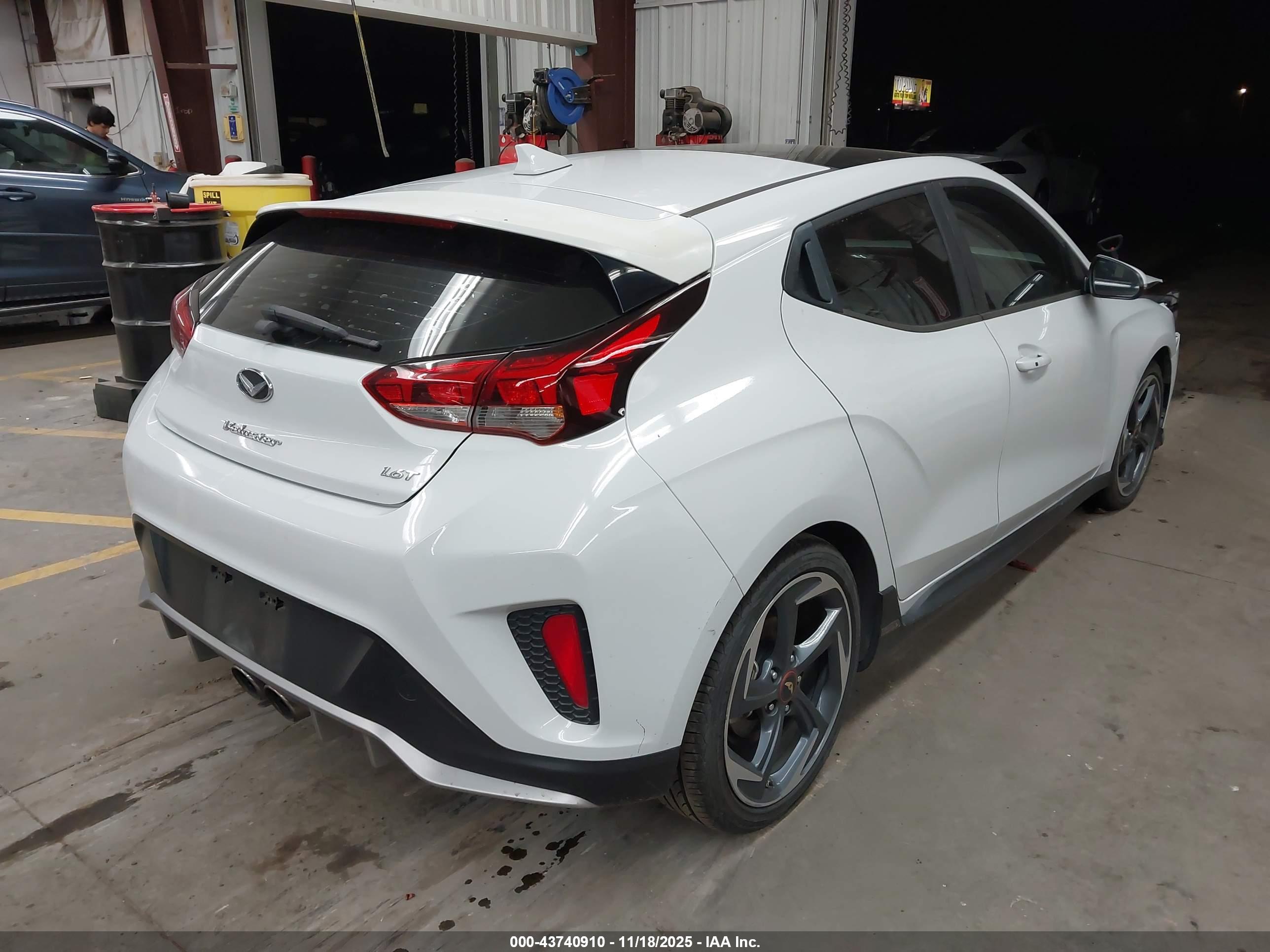 HYUNDAI VELOSTER image 4