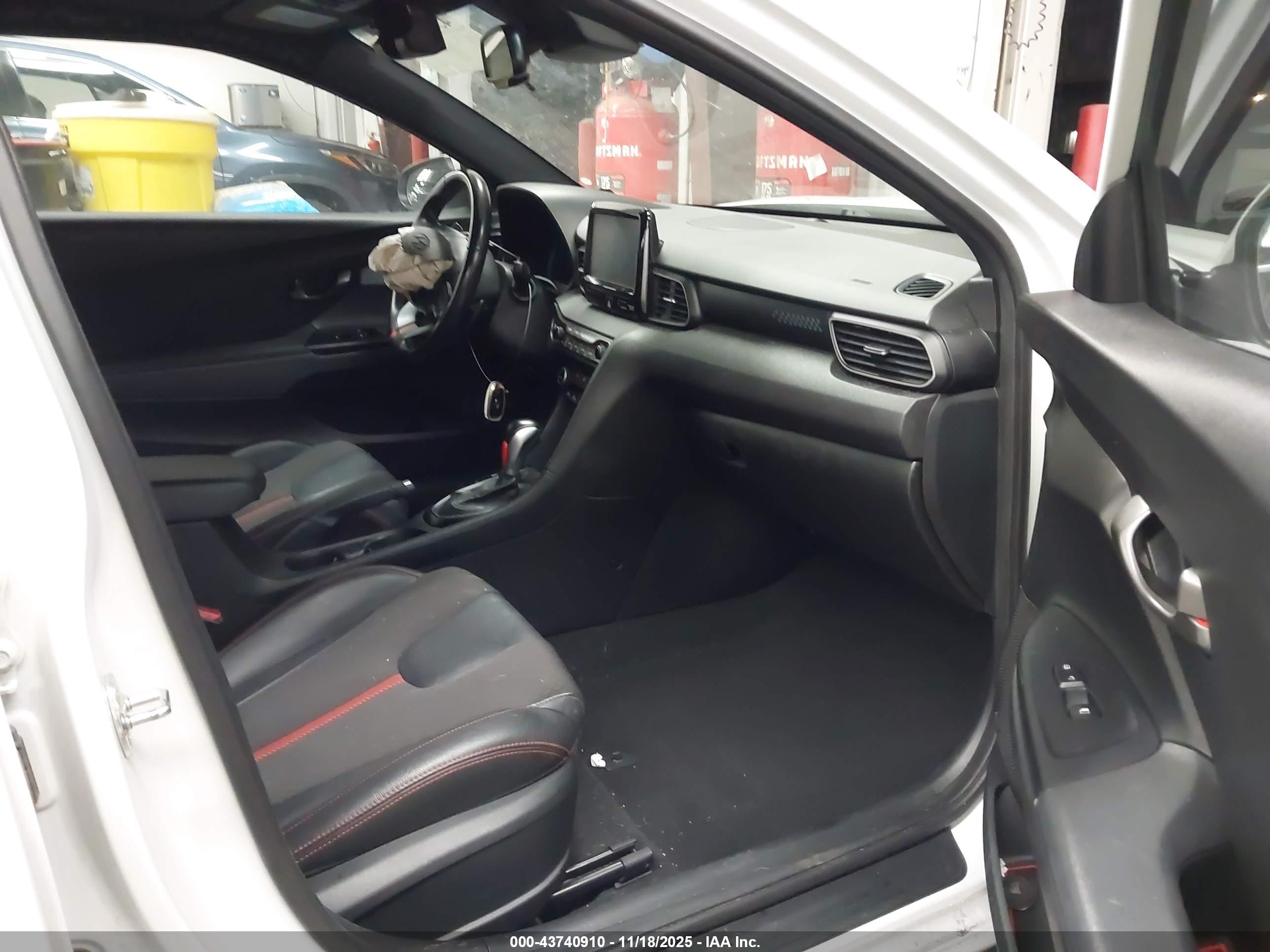 HYUNDAI VELOSTER image 5