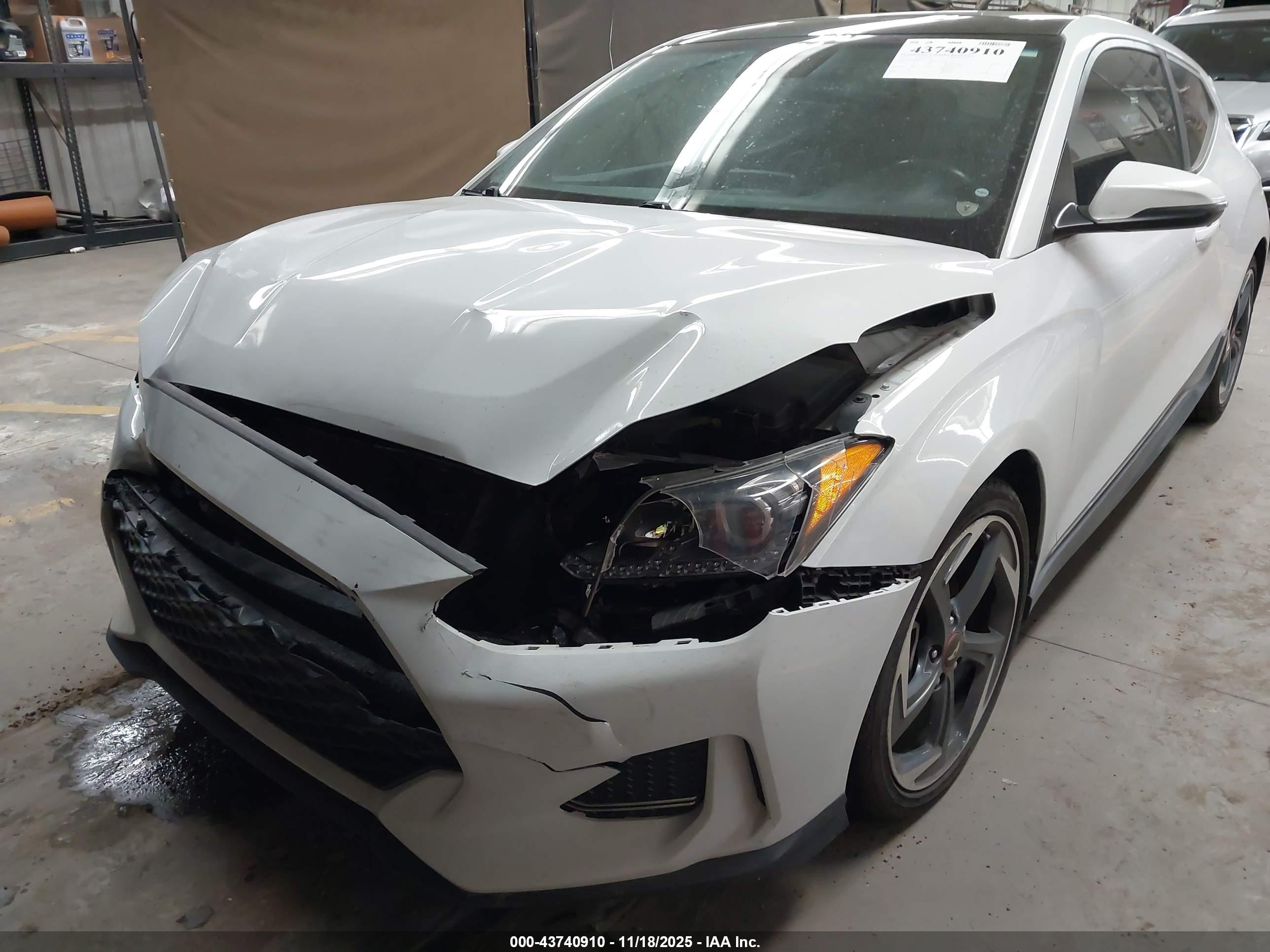 HYUNDAI VELOSTER image 6