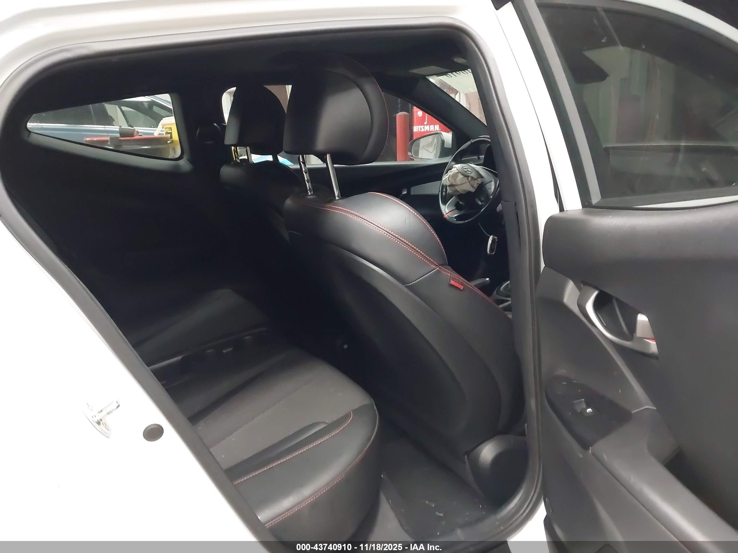 HYUNDAI VELOSTER image 8