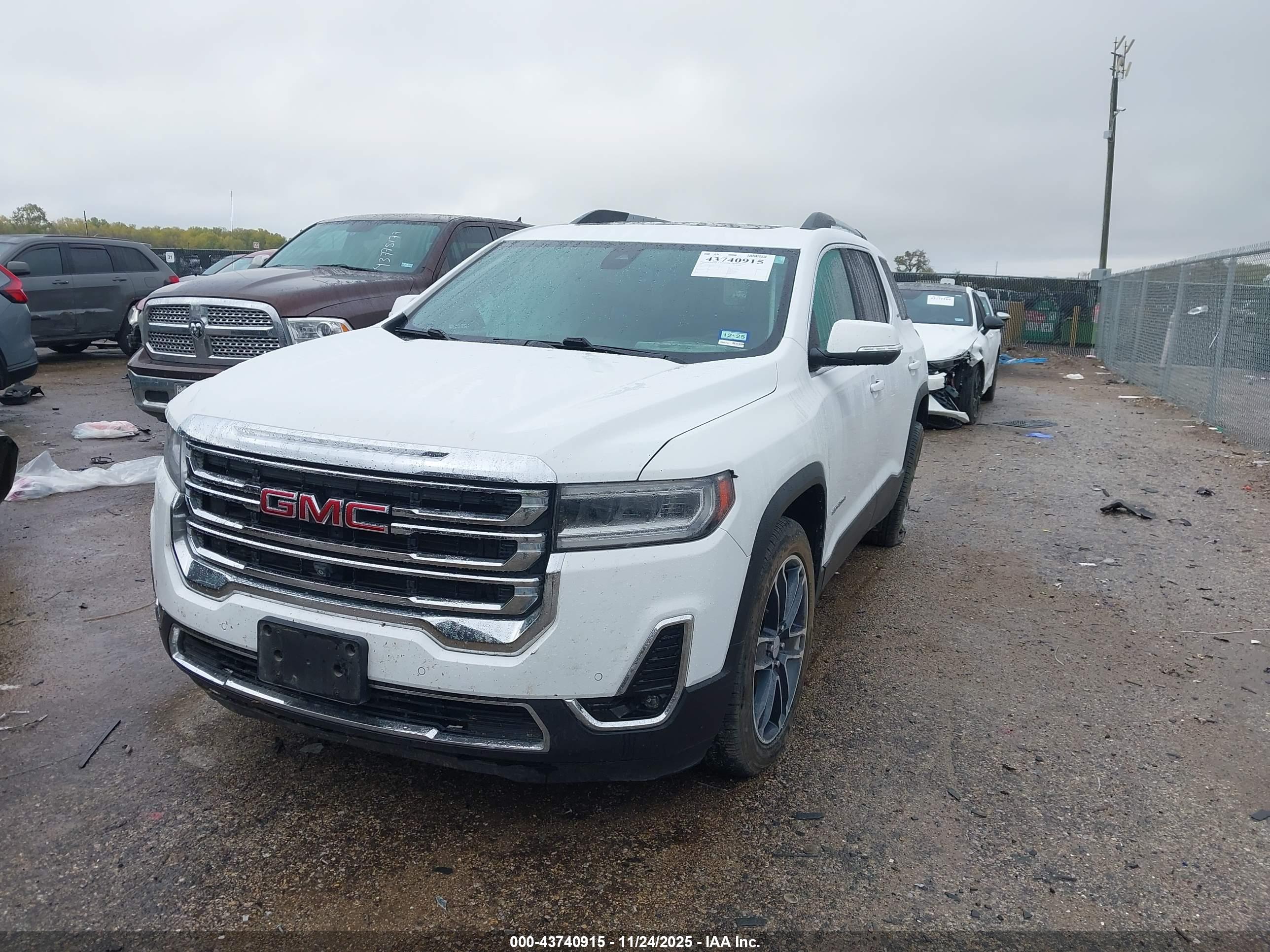 GMC ACADIA image 2