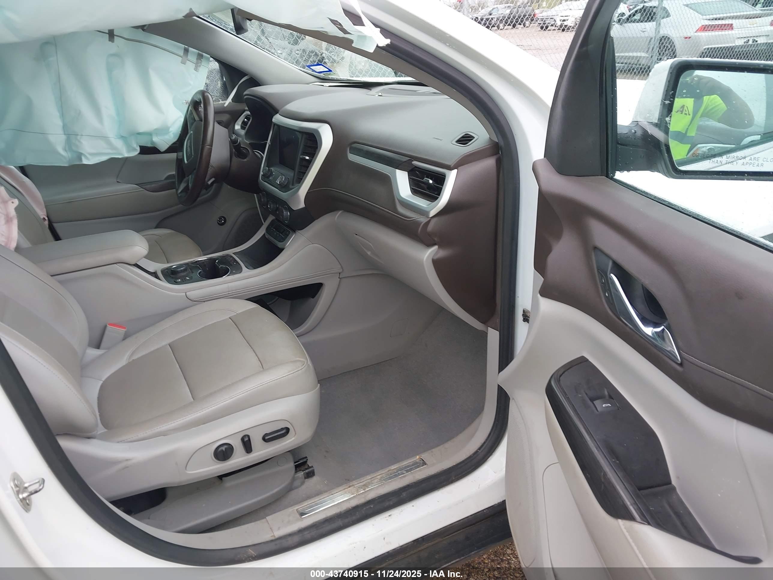GMC ACADIA image 5
