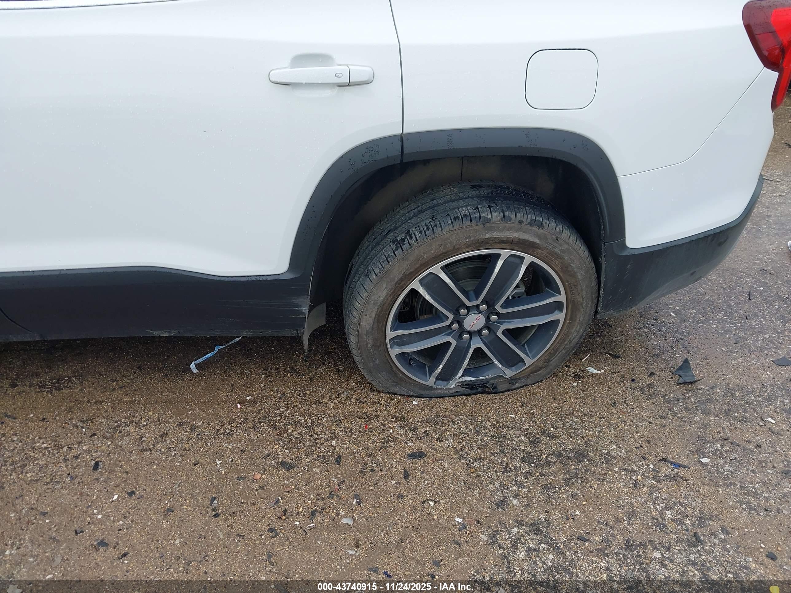 GMC ACADIA image 6