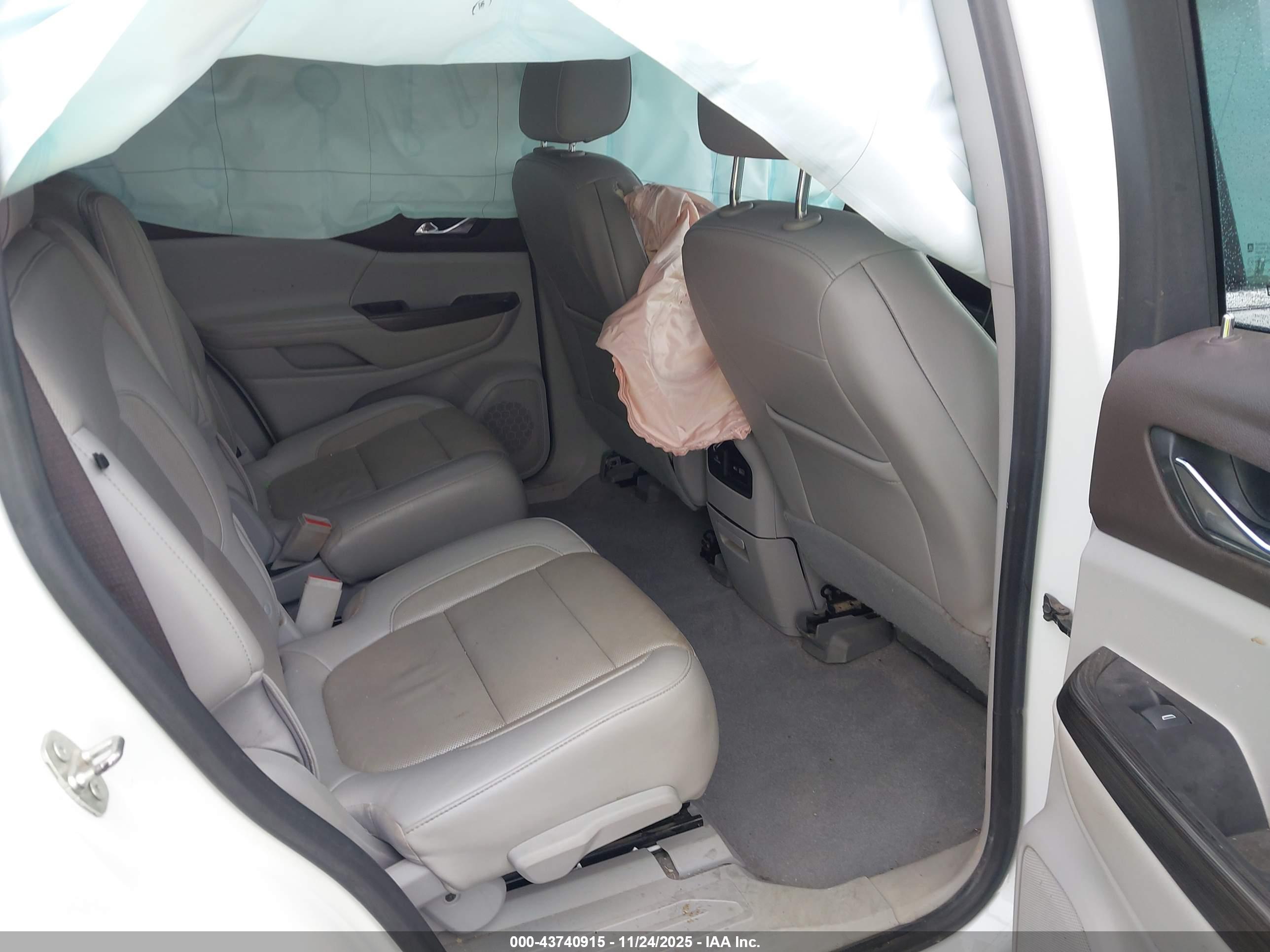 GMC ACADIA image 8