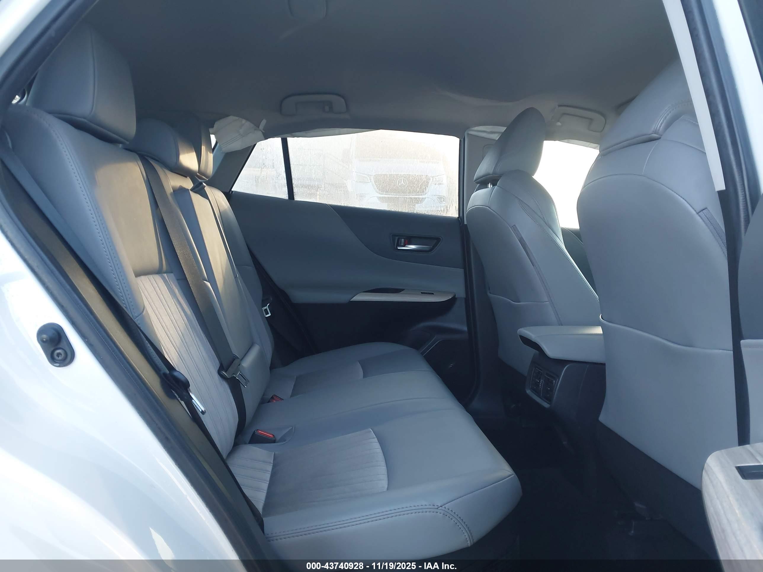 TOYOTA VENZA image 8