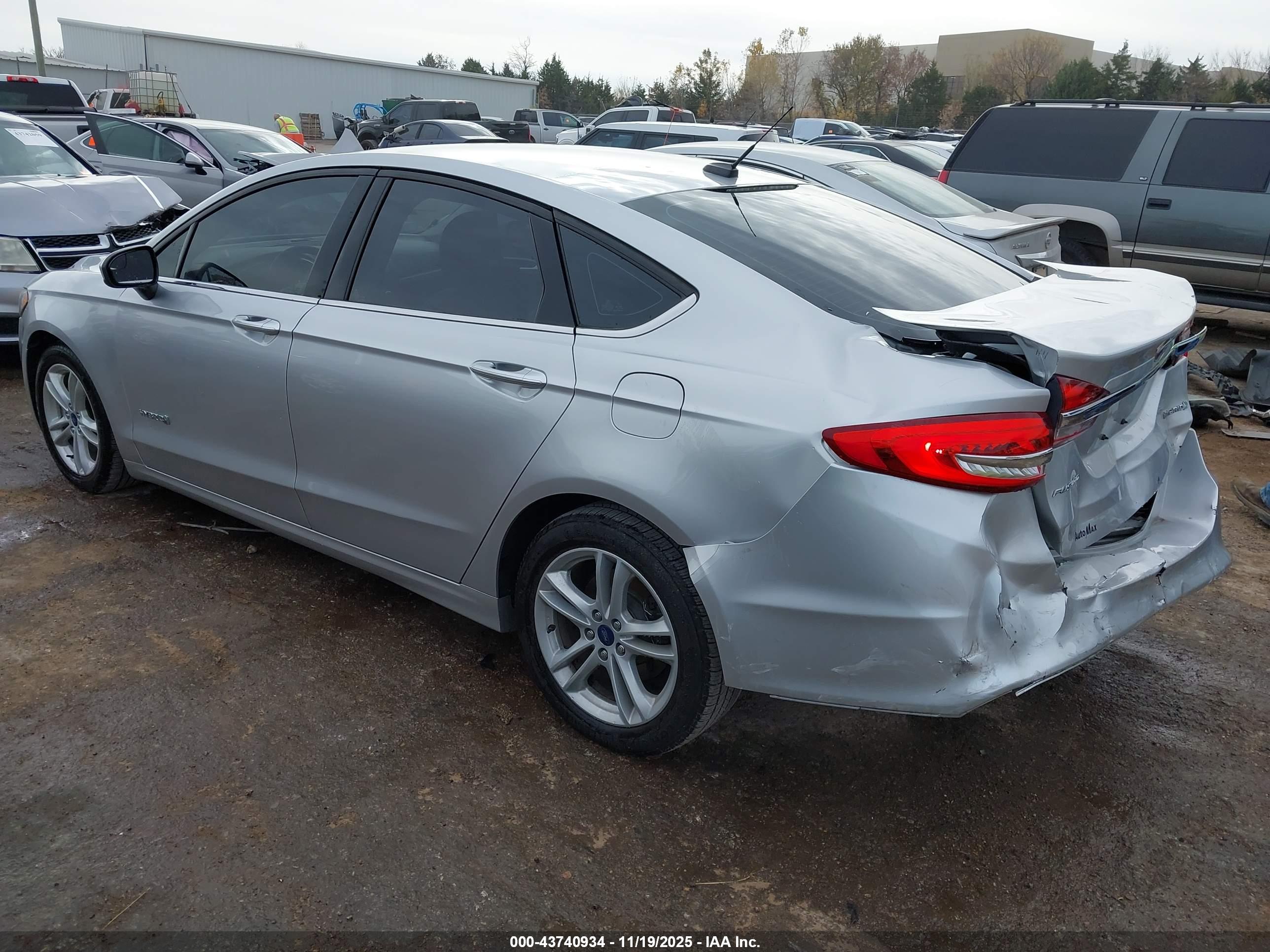 FORD FUSION image 3