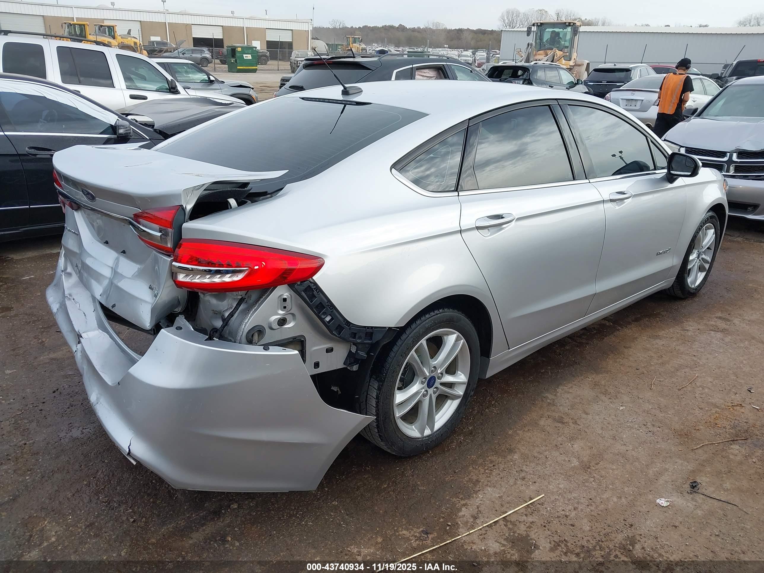 FORD FUSION image 4
