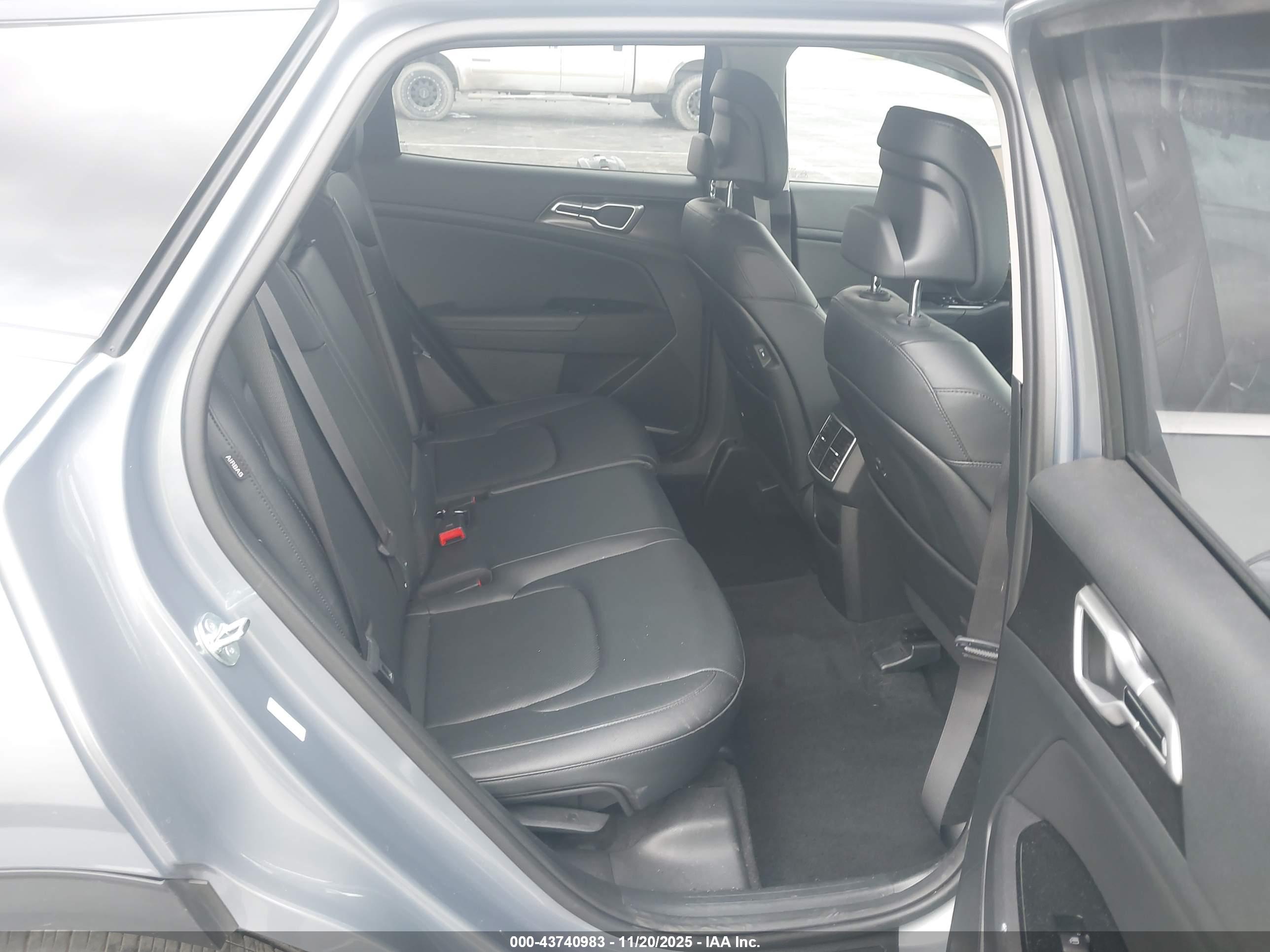 KIA SPORTAGE image 8