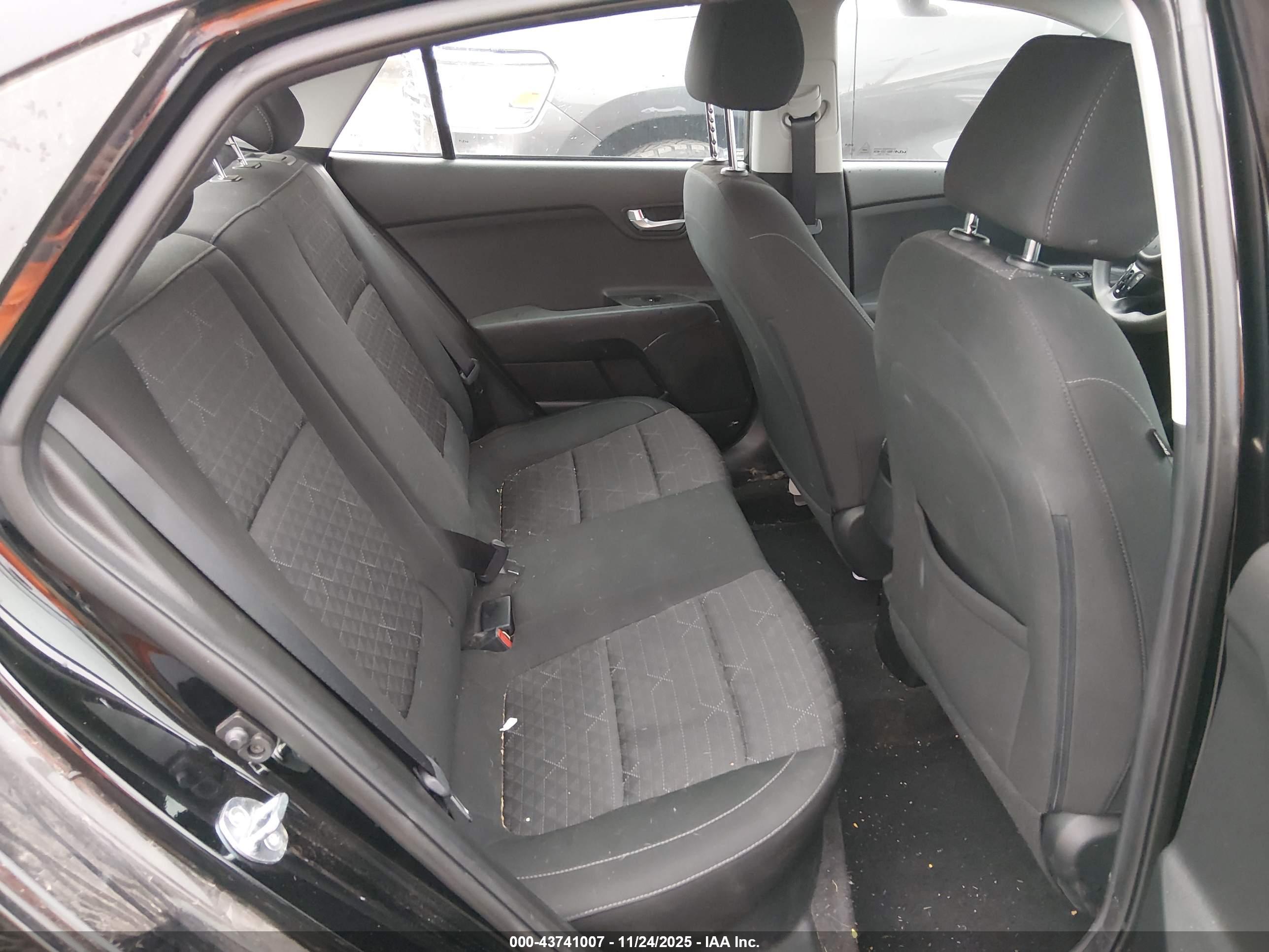 KIA RIO image 8