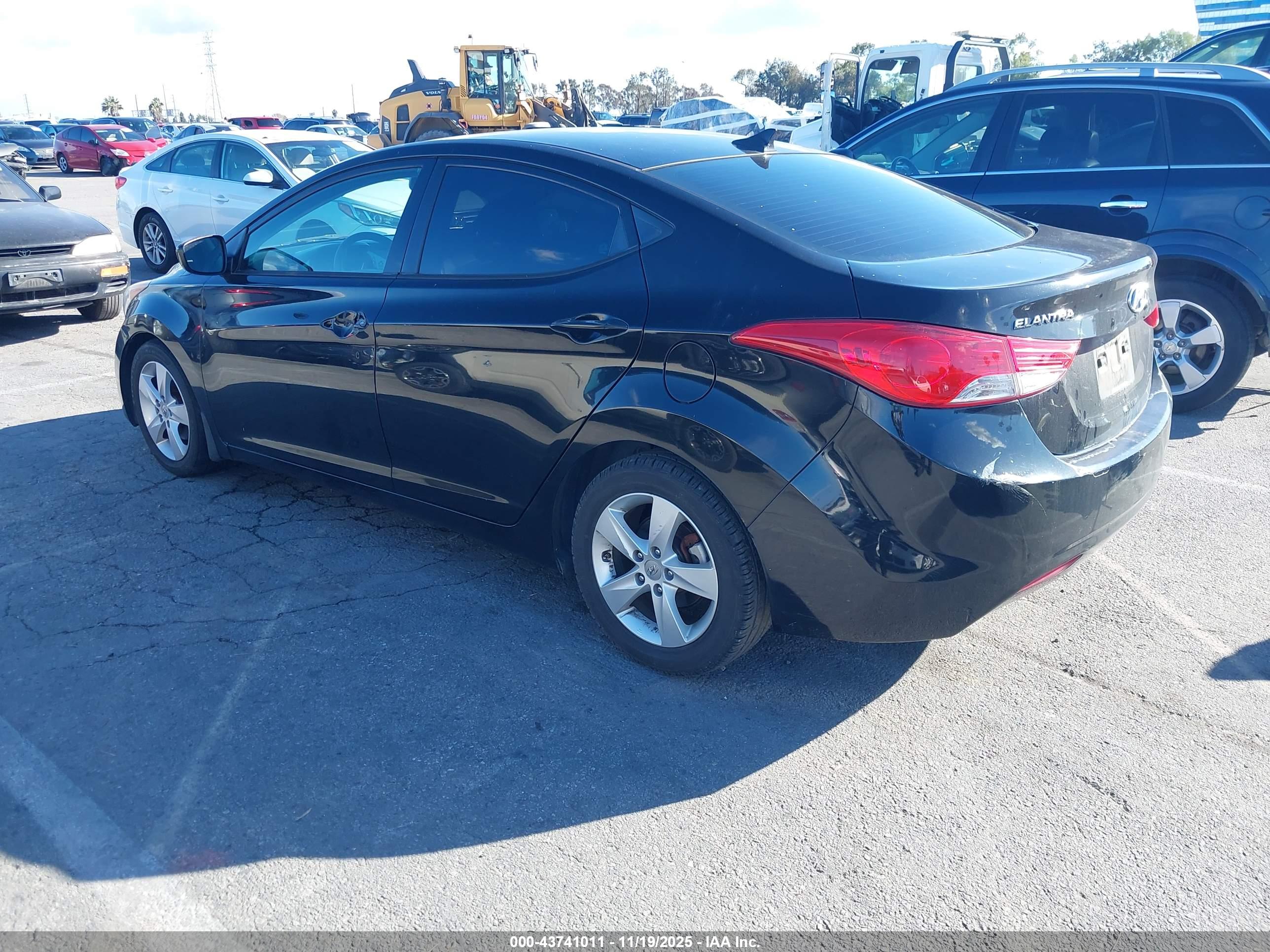 HYUNDAI ELANTRA image 3