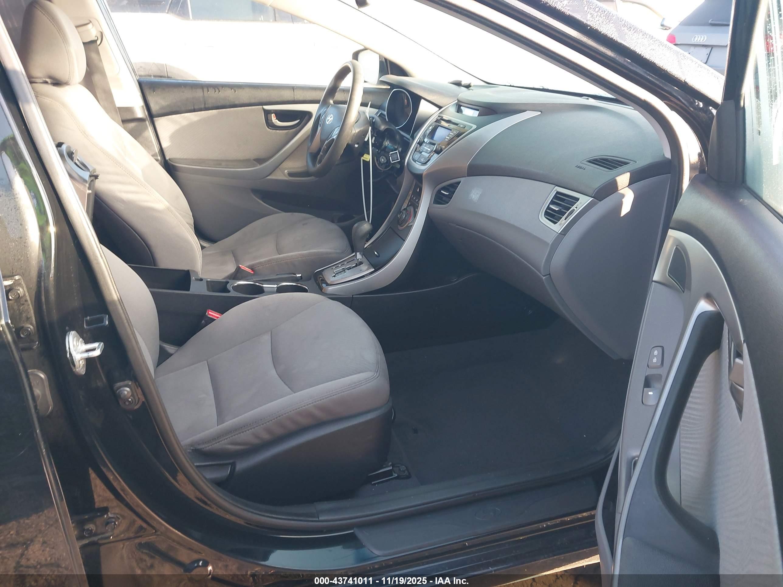 HYUNDAI ELANTRA image 5