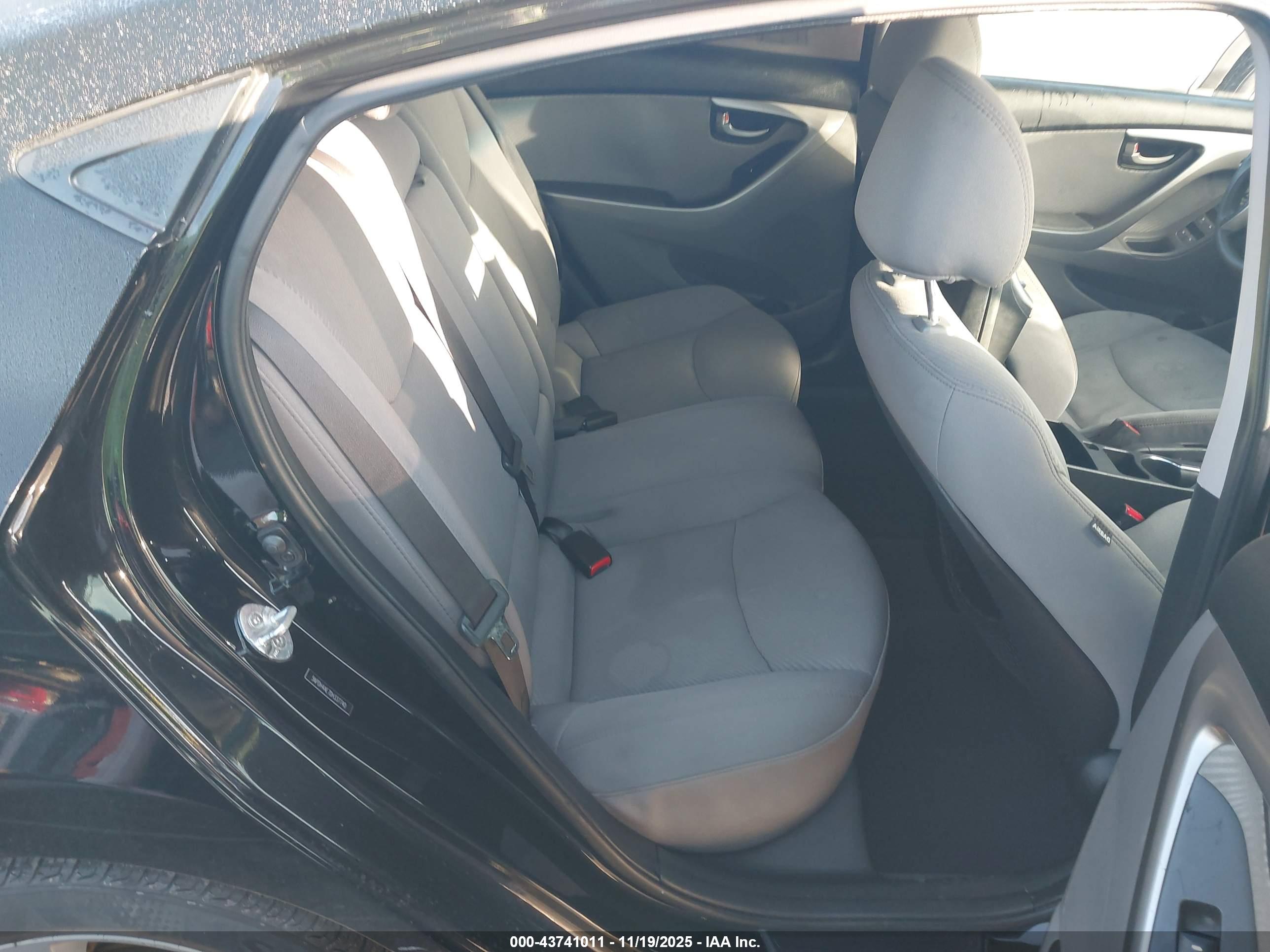 HYUNDAI ELANTRA image 8