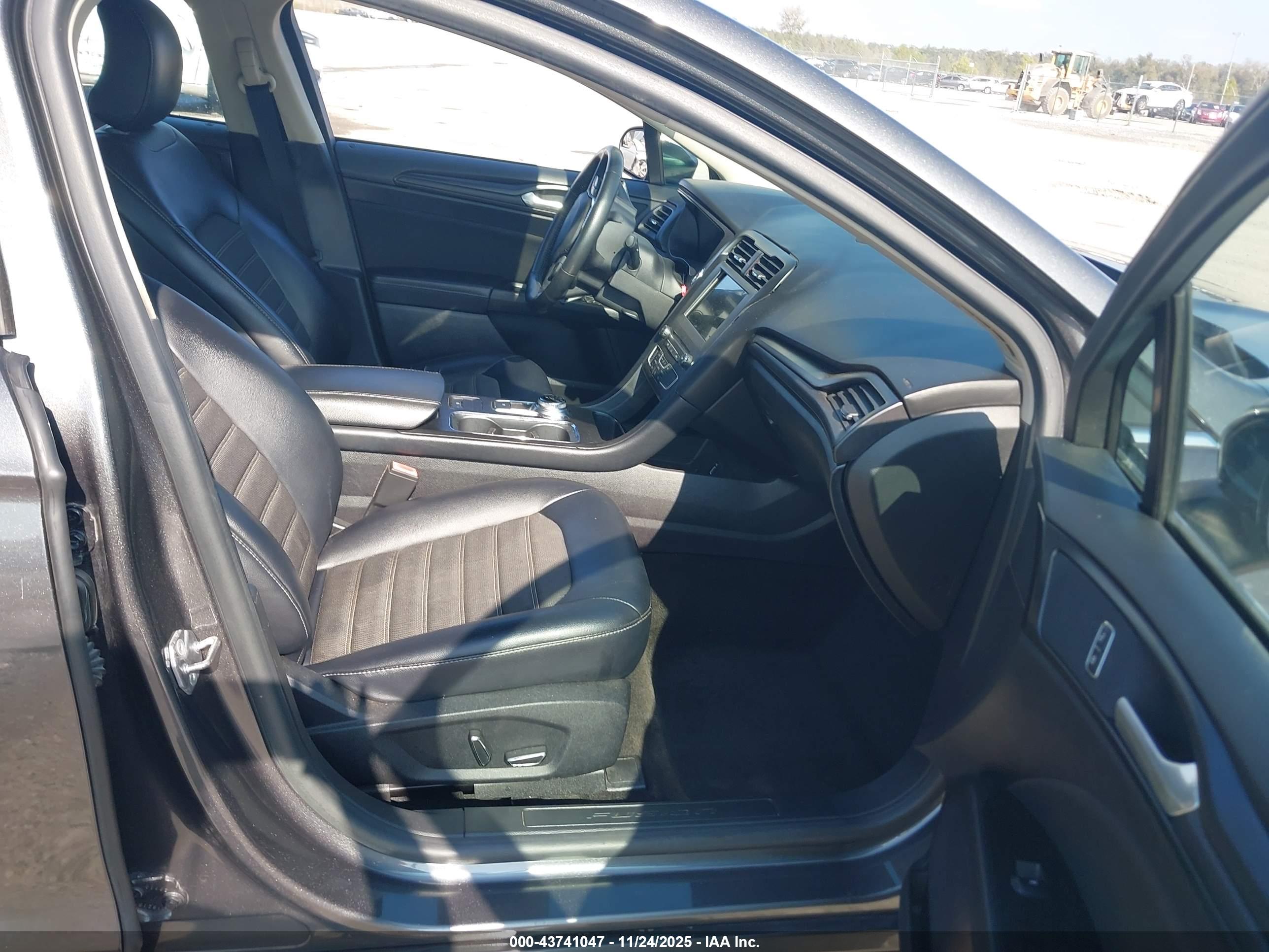 FORD FUSION image 5